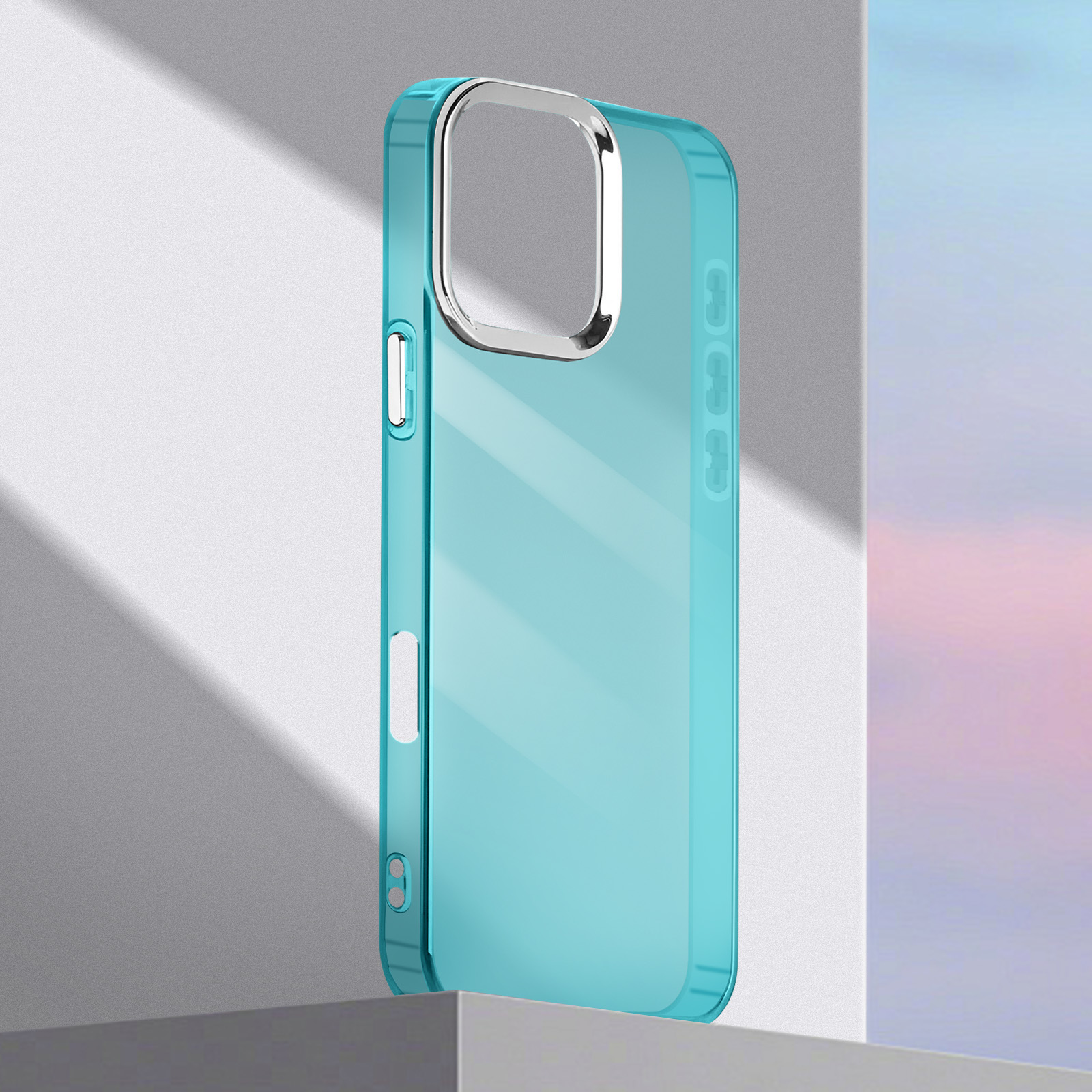 Custodia trasparente turchese per telefono con anello fotocamera argentato. In piedi su una superficie bianca e grigia.