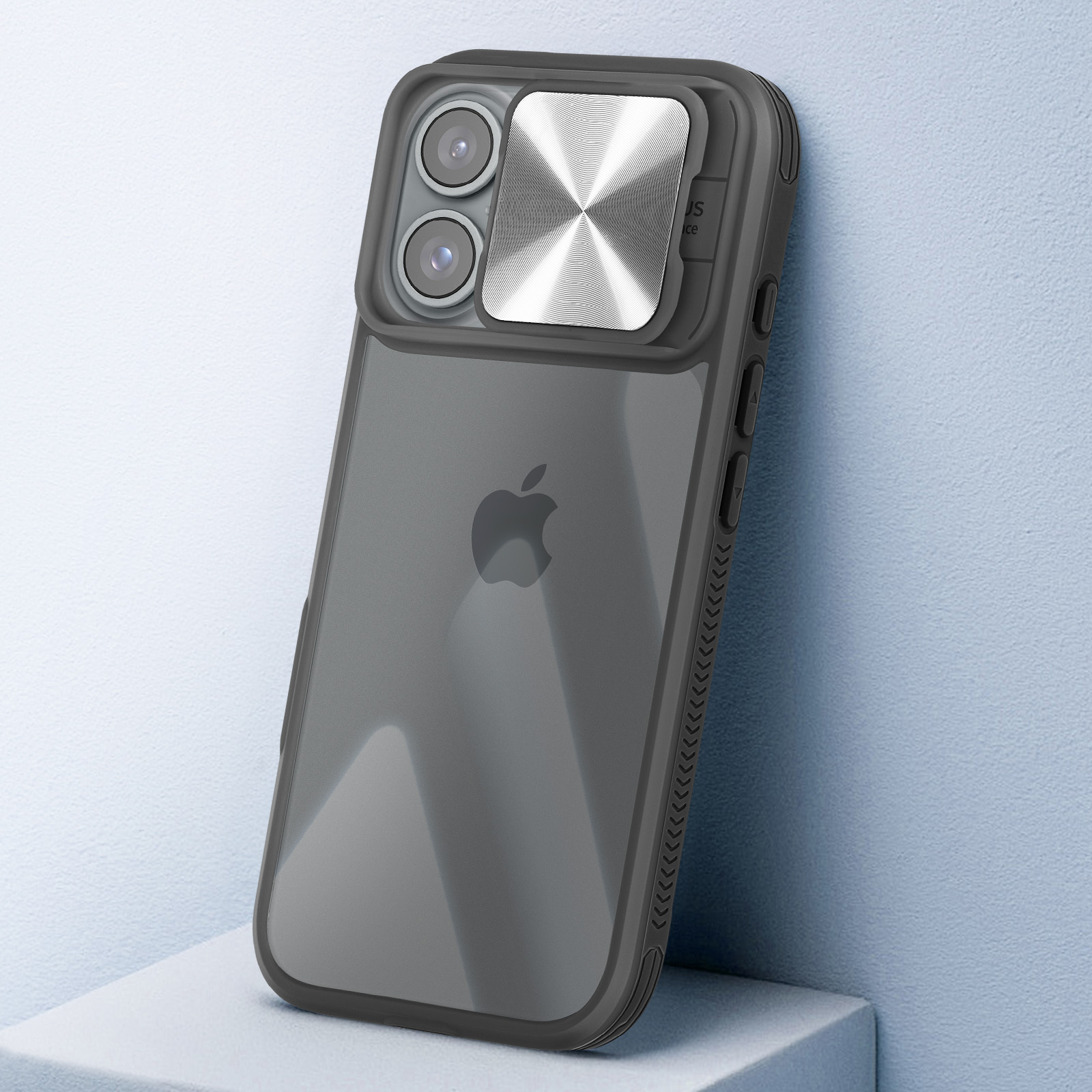 Custodia per telefono grigio scuro con copertura per fotocamera. La custodia è grigia e ha un logo.