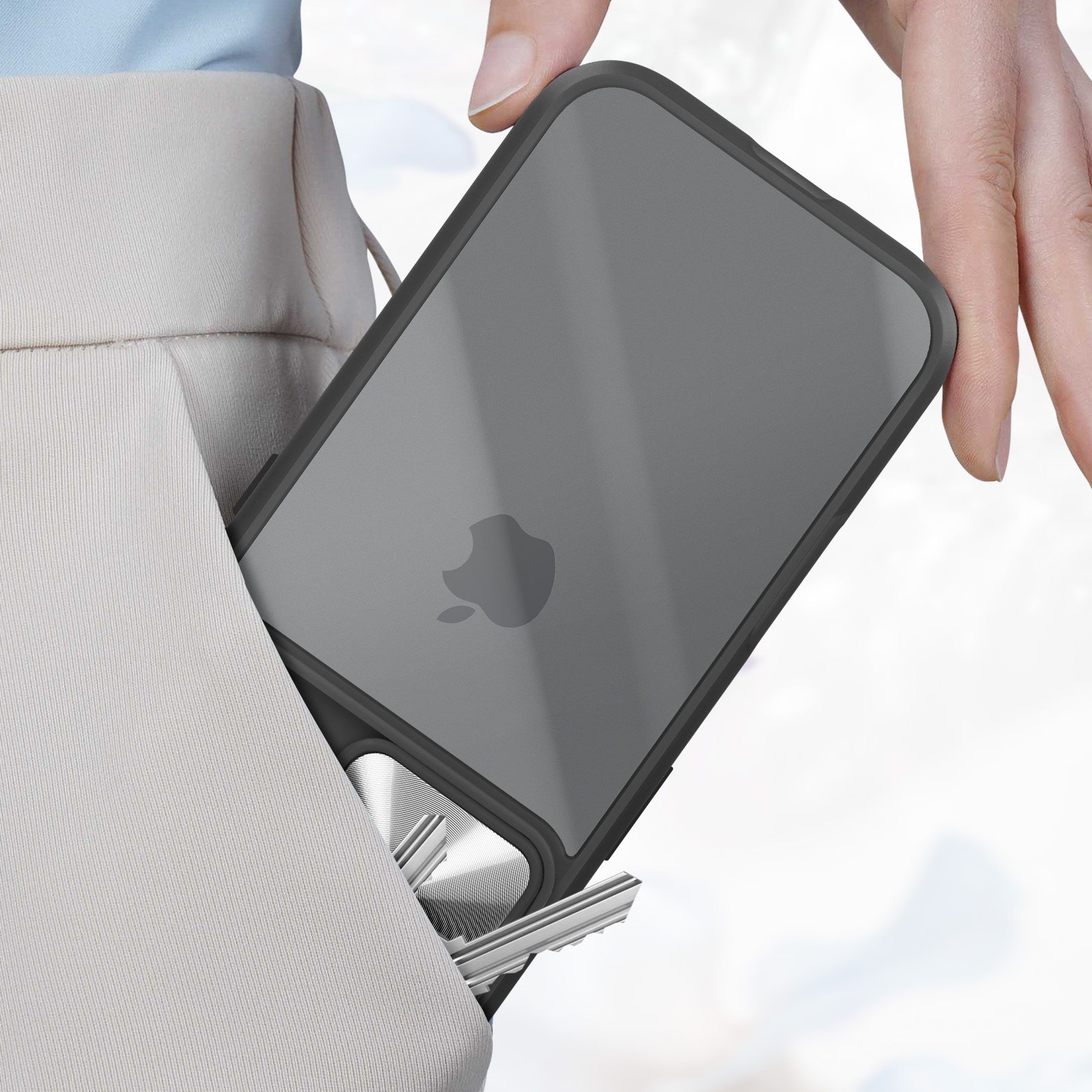 Una persona che tiene un telefono con un logo Apple in tasca.