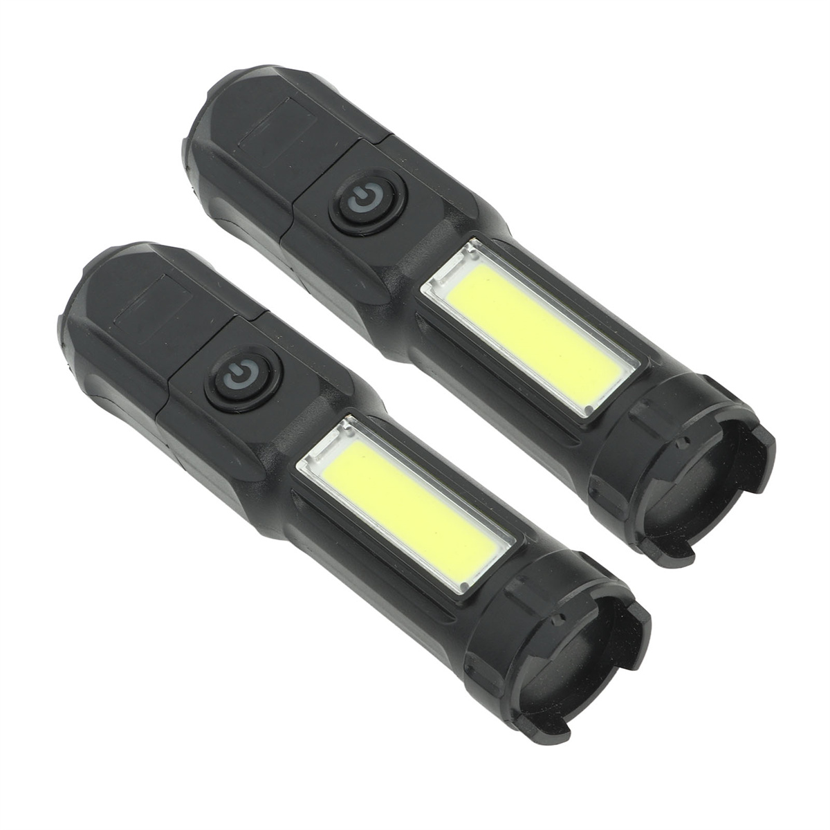 Zwei schwarze Taschenlampen mit weißem Lichtfeld und Ein/Aus-Taste. Sie liegen nebeneinander.
