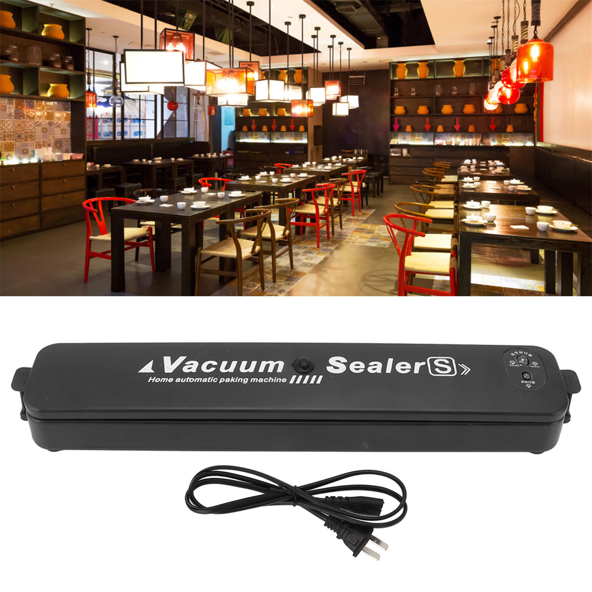 Ein Vakuumiergerät auf einem Tisch mit Netzkabel und Restaurant-Hintergrund. Text auf dem Gerät.