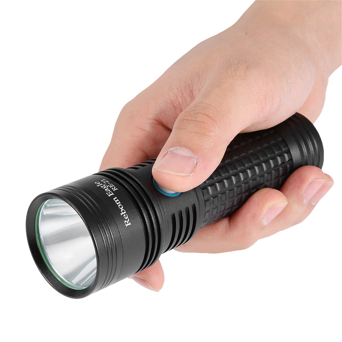 Eine schwarze Taschenlampe in der Hand, mit dem Produktnamen darauf.