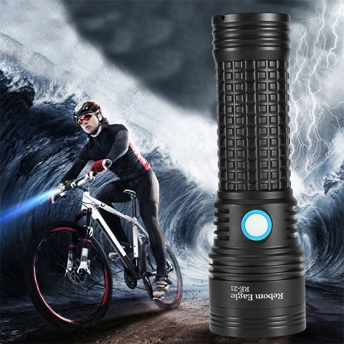 Mann auf Fahrrad mit Taschenlampe auf dunklem Hintergrund und schwarzer Taschenlampe im Vordergrund.