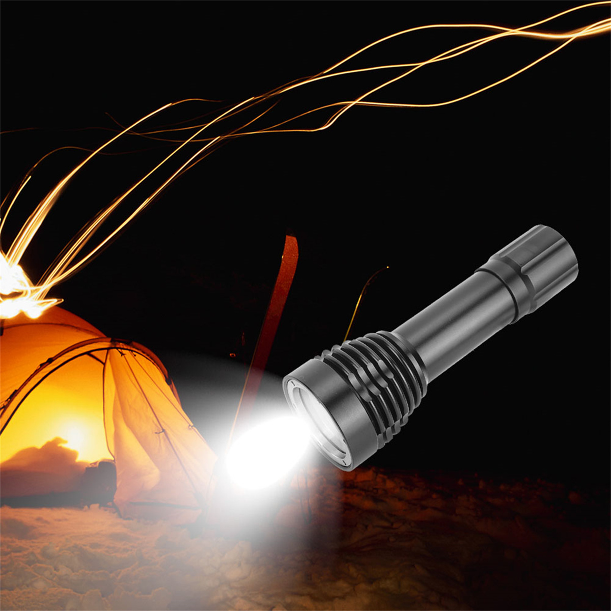 Schwarze Taschenlampe leuchtet im Dunkeln. Zelt und Funken im Hintergrund.
