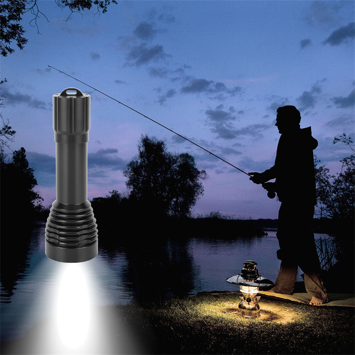 Schwarze Taschenlampe, die auf Wasser scheint. Eine Person, die angelt, ist im Hintergrund.