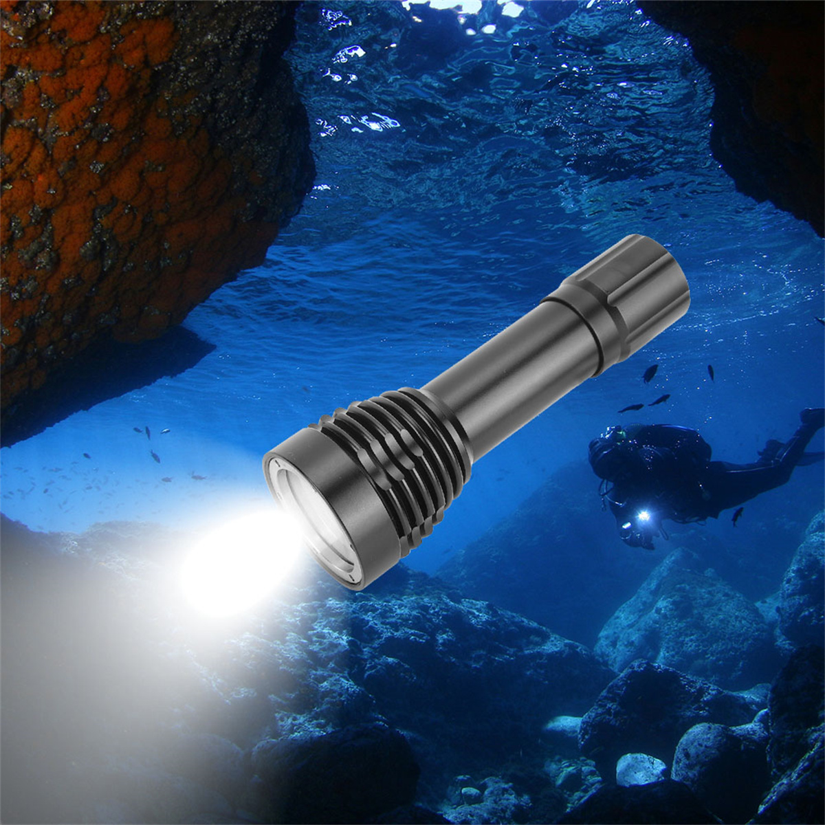 Unterwasserszene mit Taucher und Taschenlampe. Eine schwarze Taschenlampe leuchtet im Wasser.