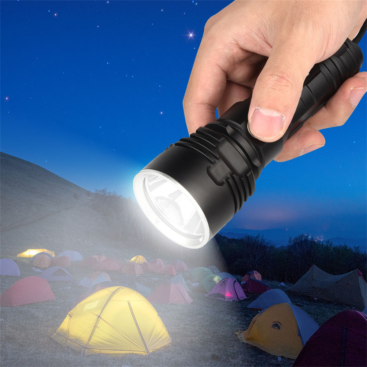 Hand leuchtet mit einer schwarzen Taschenlampe in der Nacht. Zelte sind im Hintergrund sichtbar.