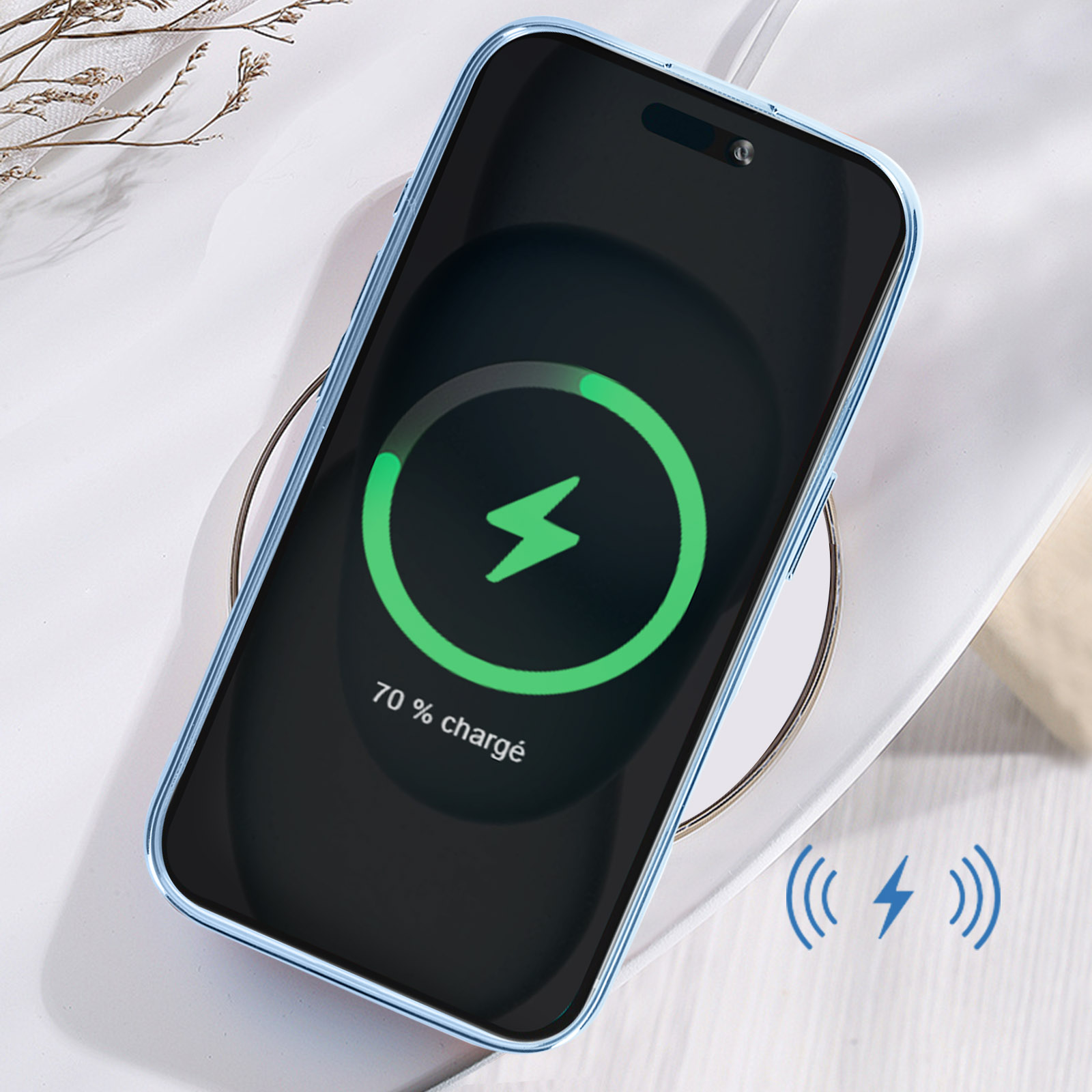 Telefono blu in carica wireless su una superficie bianca, che mostra un'icona di ricarica.