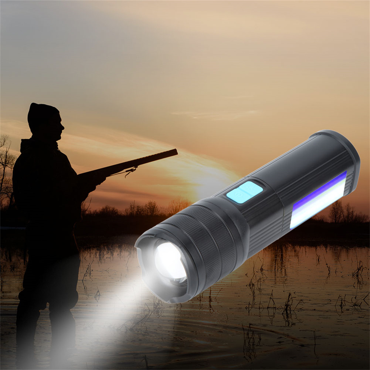 Ein Mann, der vor einem Sonnenuntergang silhouettiert ist und eine Taschenlampe auf das Wasser richtet.
