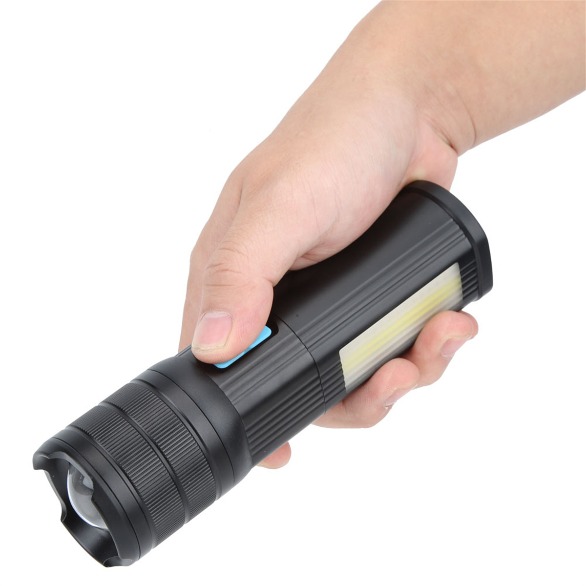 Hand hält schwarze Taschenlampe. Sie hat ein Licht und einen weißen Streifen.