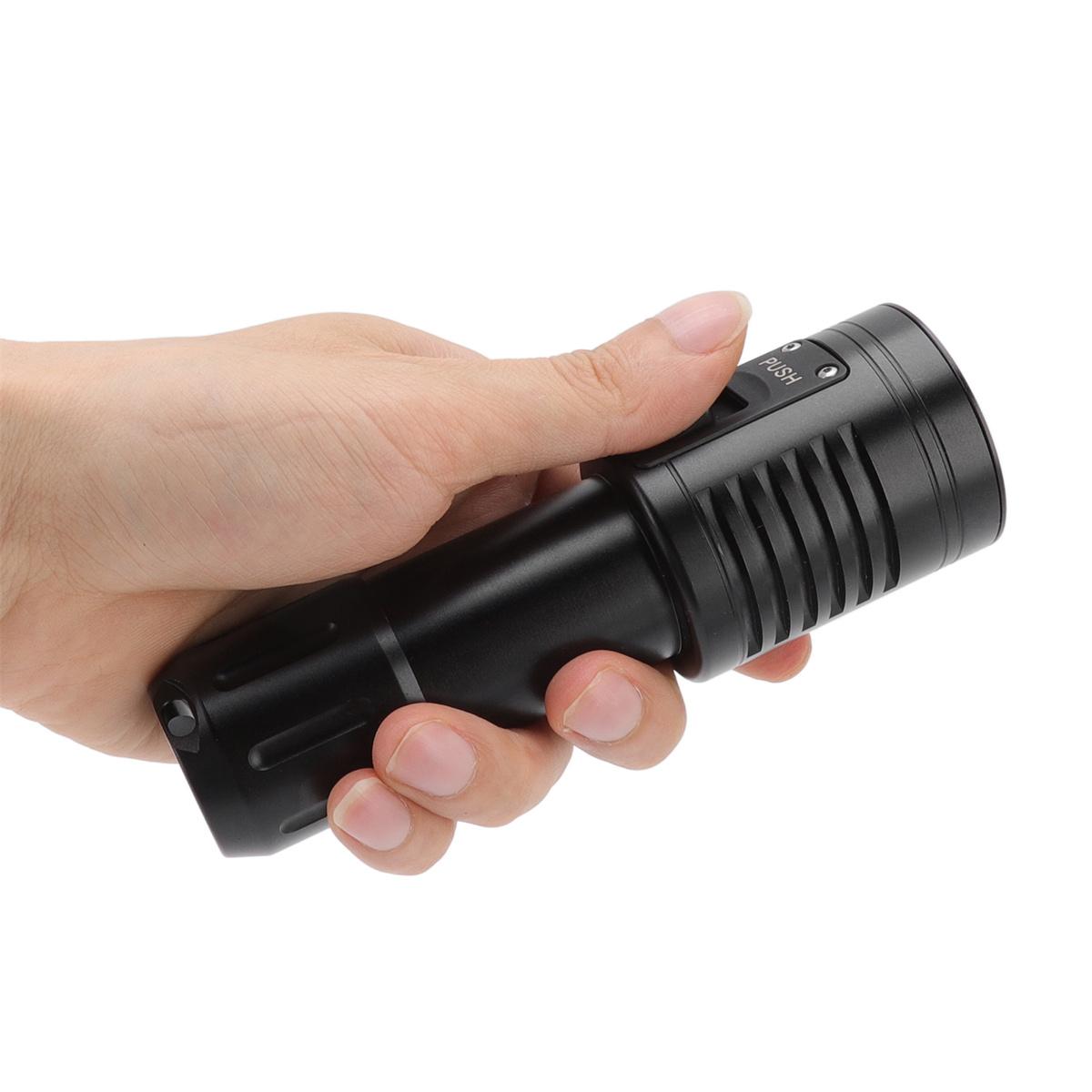 Hand hält eine schwarze Taschenlampe mit Druckknopf.
