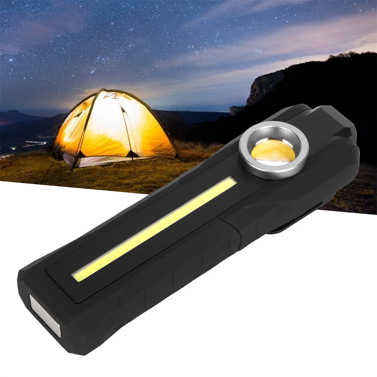 Eine schwarze Taschenlampe mit rechteckigem Körper und rundem Licht. Ein Zelt ist im Hintergrund bei Nacht beleuchtet.