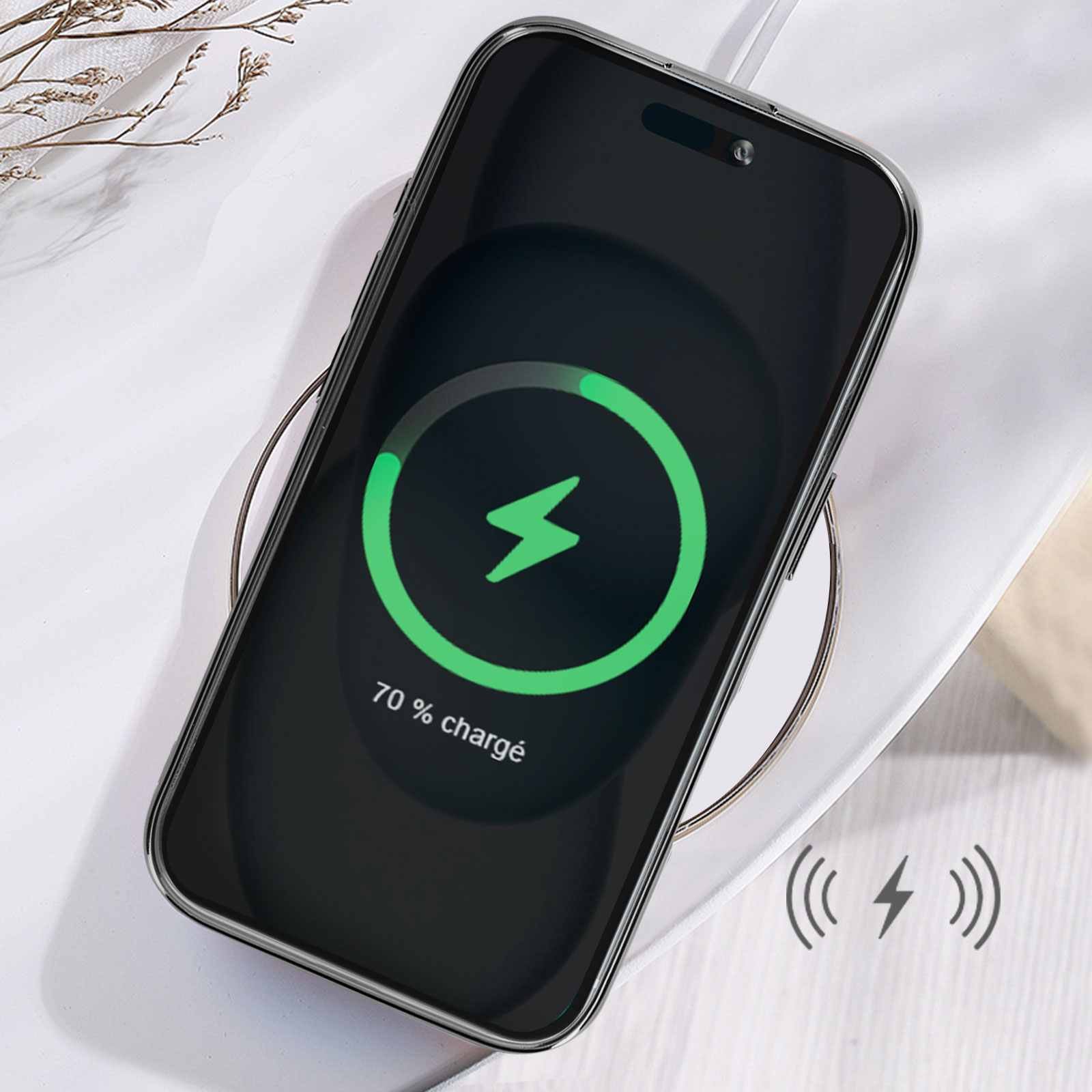 Telefono nero su caricatore wireless, mostra 70% carica. Simbolo di carica presente.