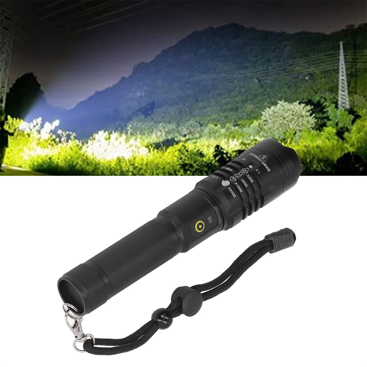 Schwarze Taschenlampe vor einem fernen Berg mit Licht. Mit Handschlaufe und Zoomoptionen.
