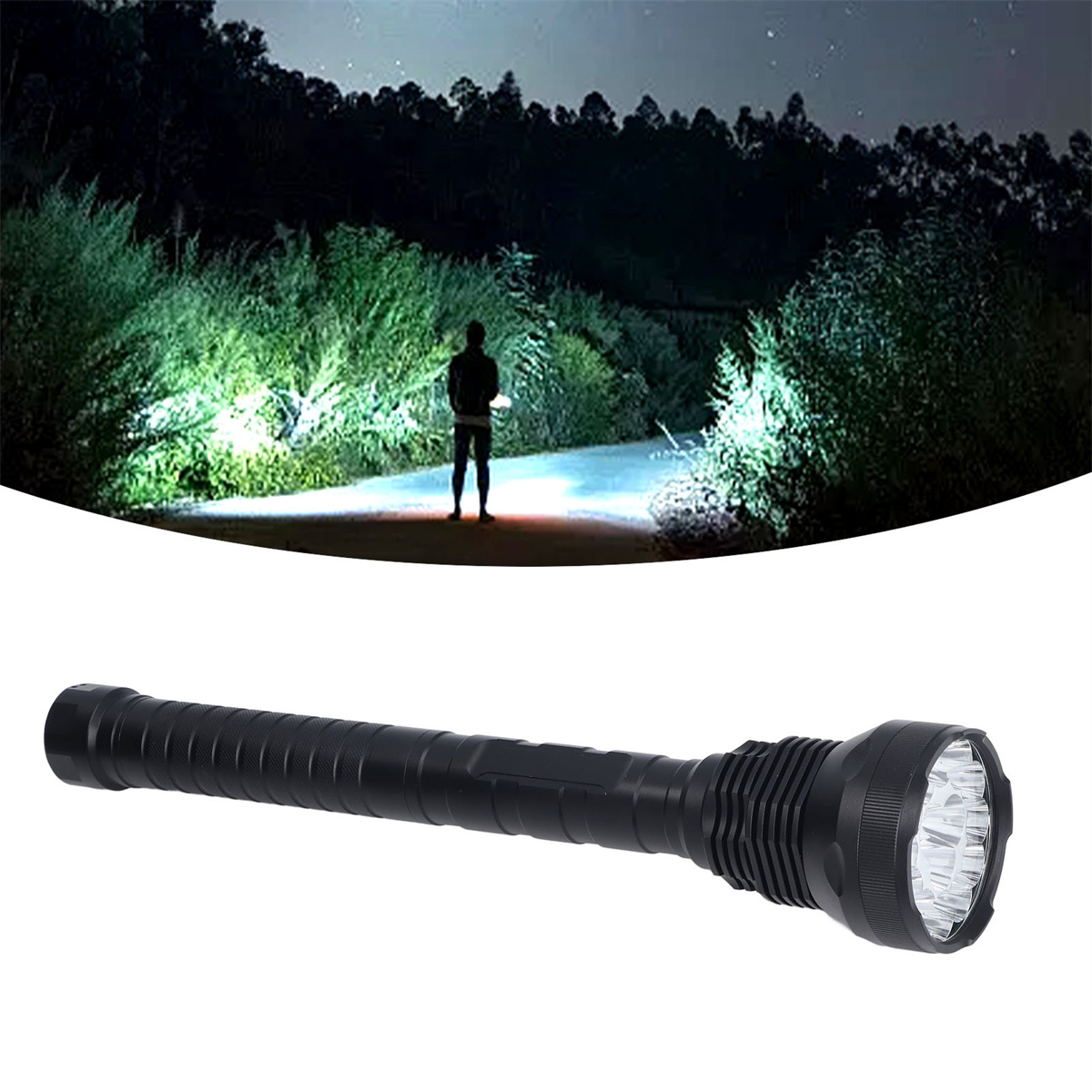 Schwarze Taschenlampe, die Licht auf Büsche in dunkler Szene richtet, mit Taschenlampe im Vordergrund.