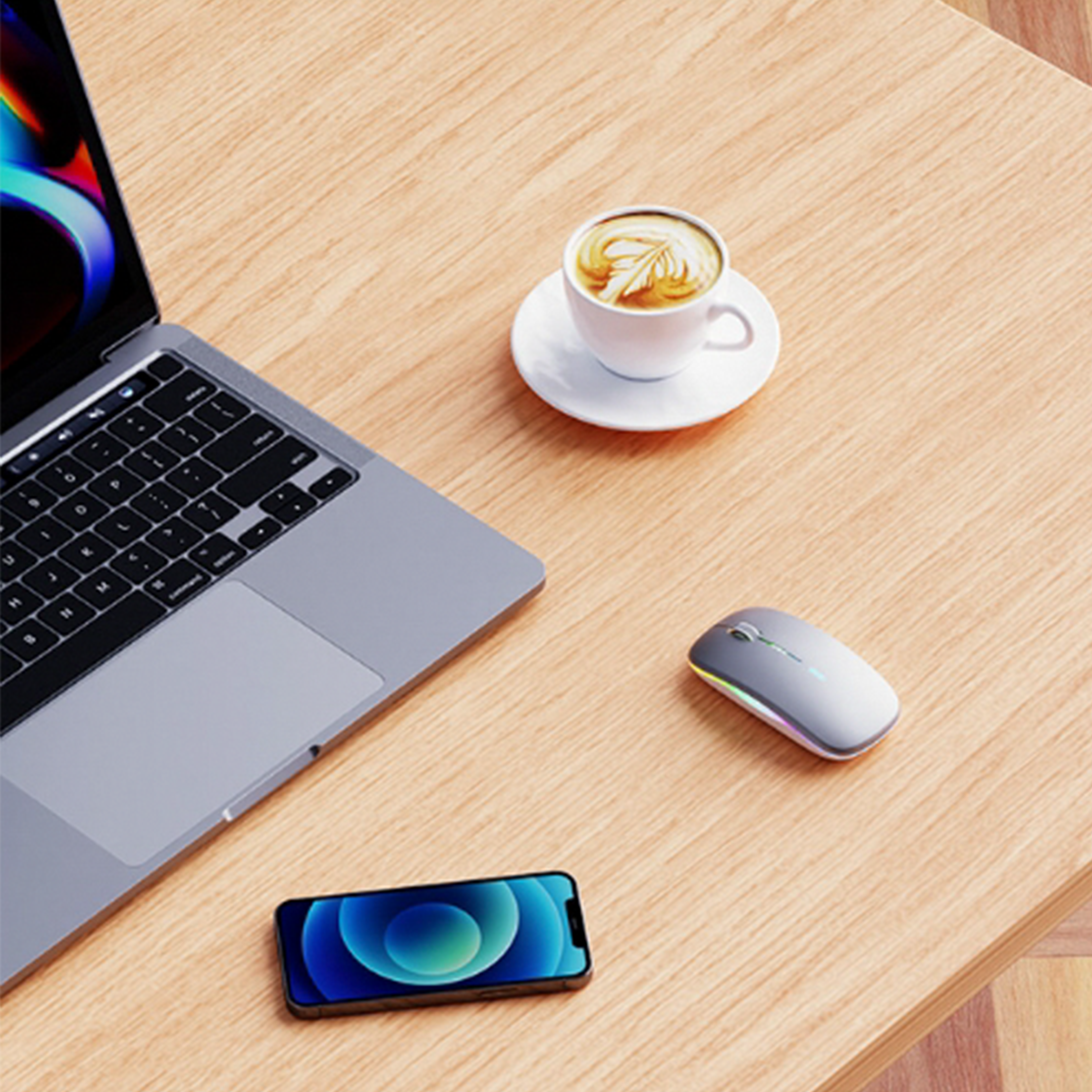 Laptop, Kaffeetasse, kabellose Maus und Telefon auf einem Holztisch. Die Gegenstände sind ordentlich angeordnet.