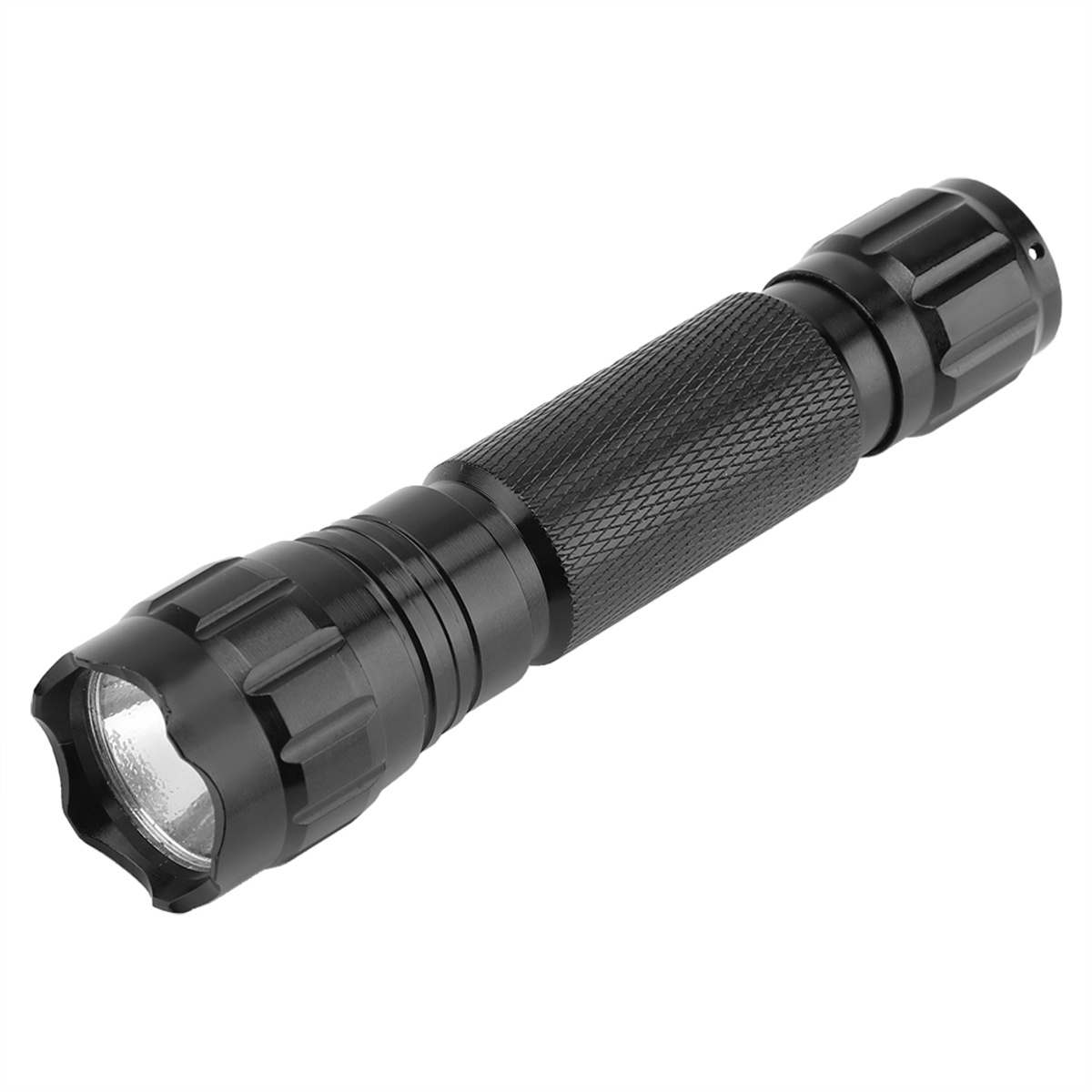 Schwarze Taschenlampe mit strukturiertem Griff, Linse und Kopf, auf weißem Grund.