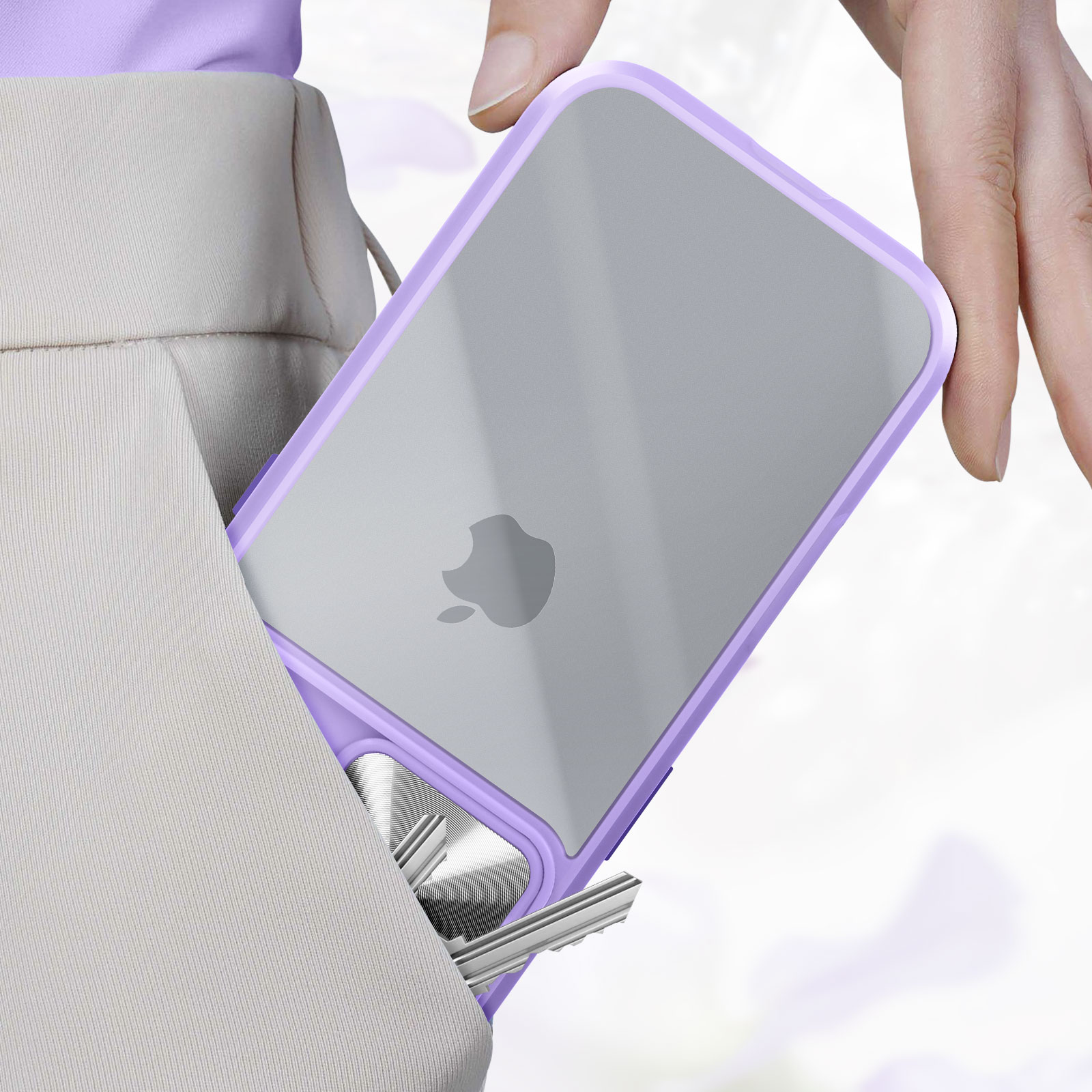 Una mano che tiene un telefono con una custodia trasparente con cornice viola. Chiavi visibili.