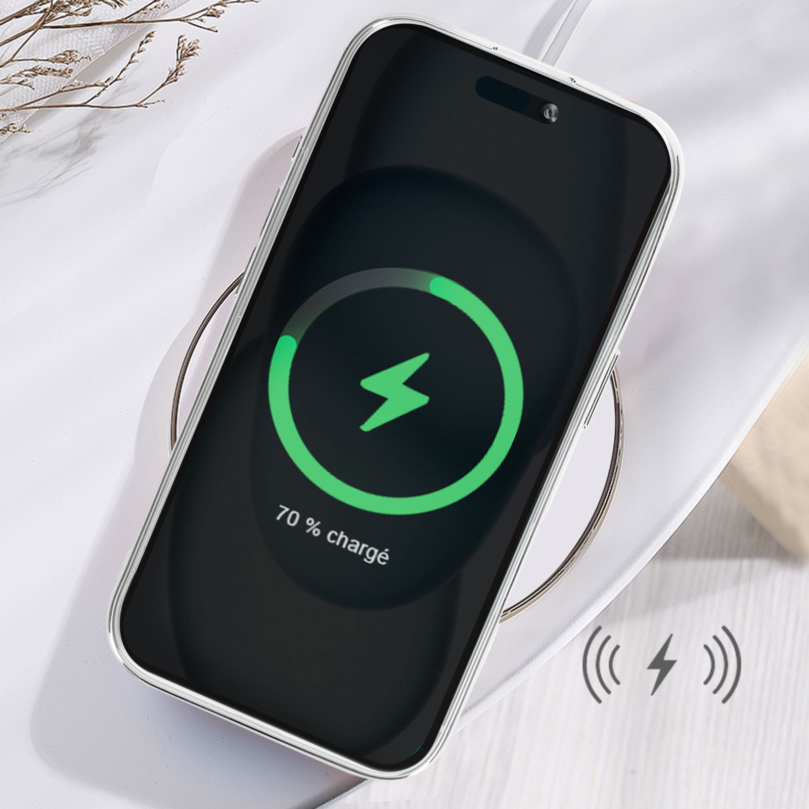 Un telefono si ricarica in modalità wireless su un pad bianco. Mostra un fulmine verde e il 70% di carica.