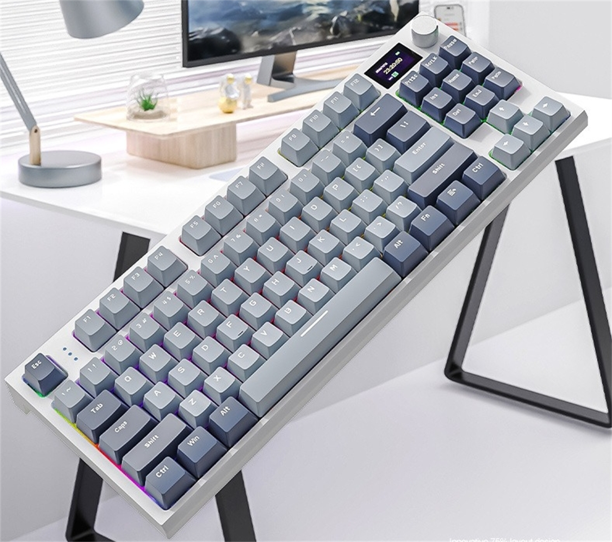 Eine weiße und graue Tastatur mit mehreren Tasten, platziert auf einem weißen Schreibtisch.
