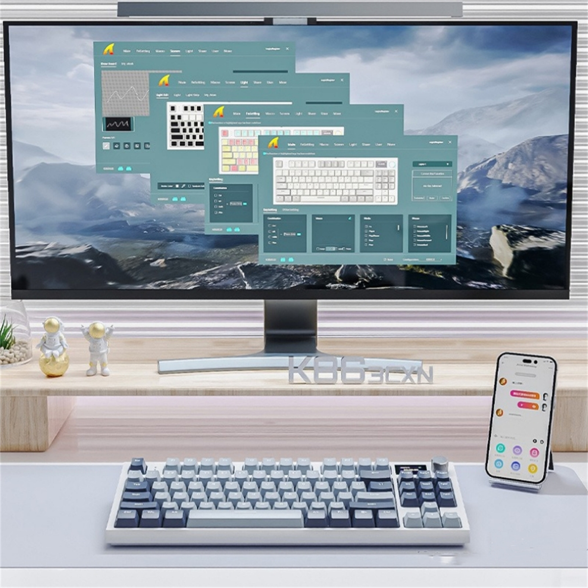 Ein Schreibtisch mit Computer, Monitor, Tastatur und Telefon. Über dem Monitor befindet sich eine Lampe.