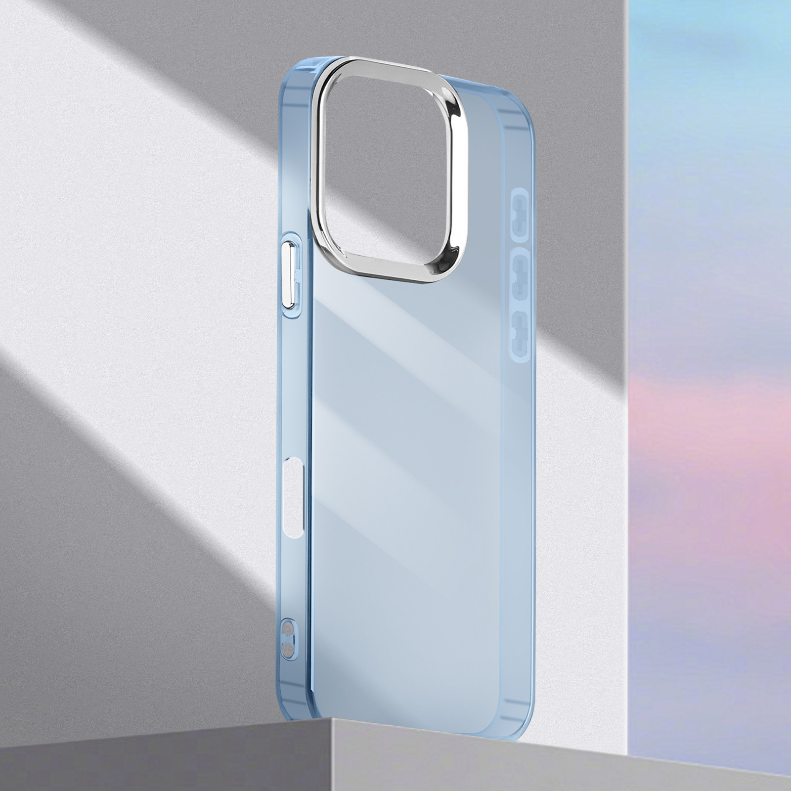 Custodia trasparente per telefono con anello fotocamera argentato. Vista laterale, su superficie grigia.