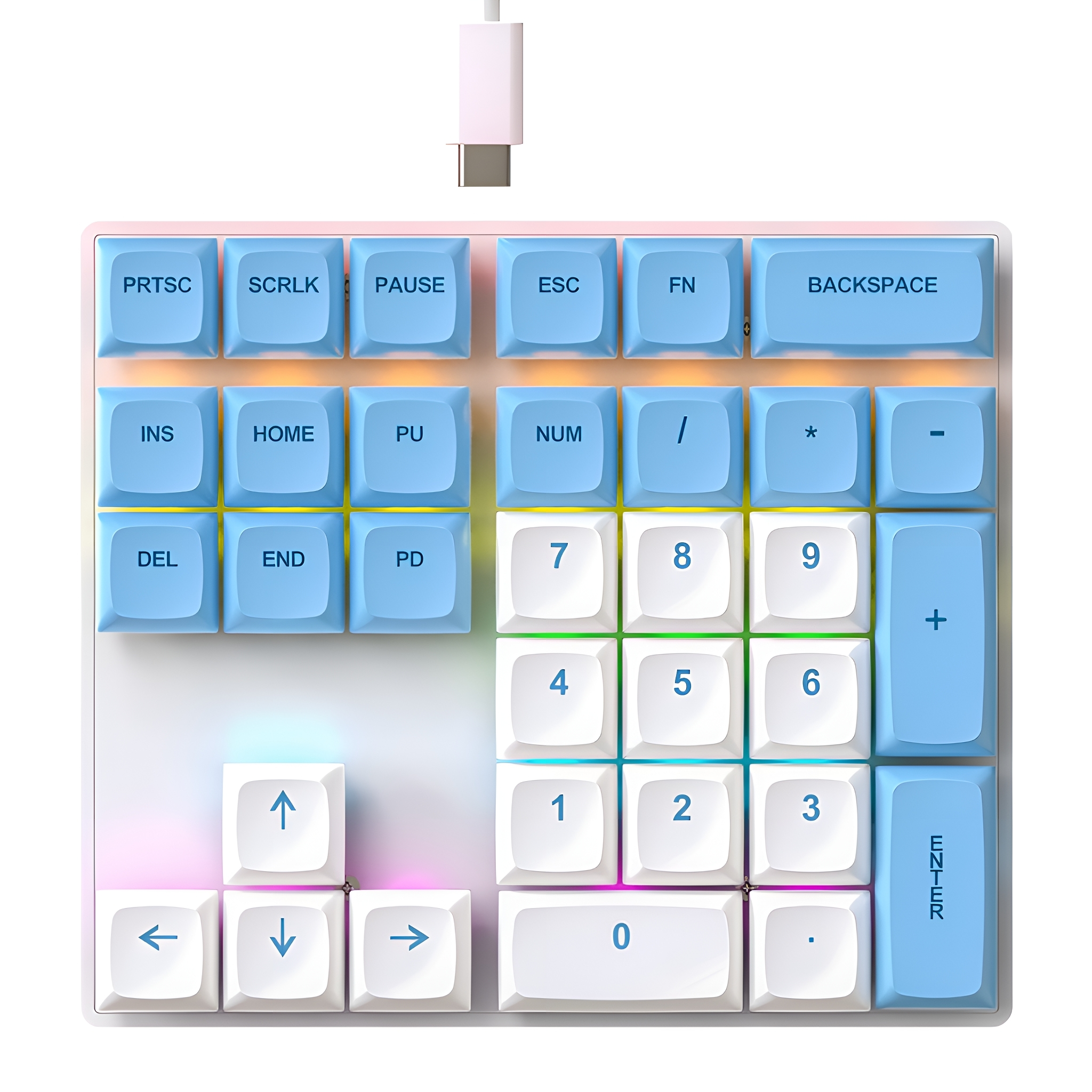 Eine weiße und blaue Tastatur mit Ziffernblock und angeschlossenem USB-C-Kabel.