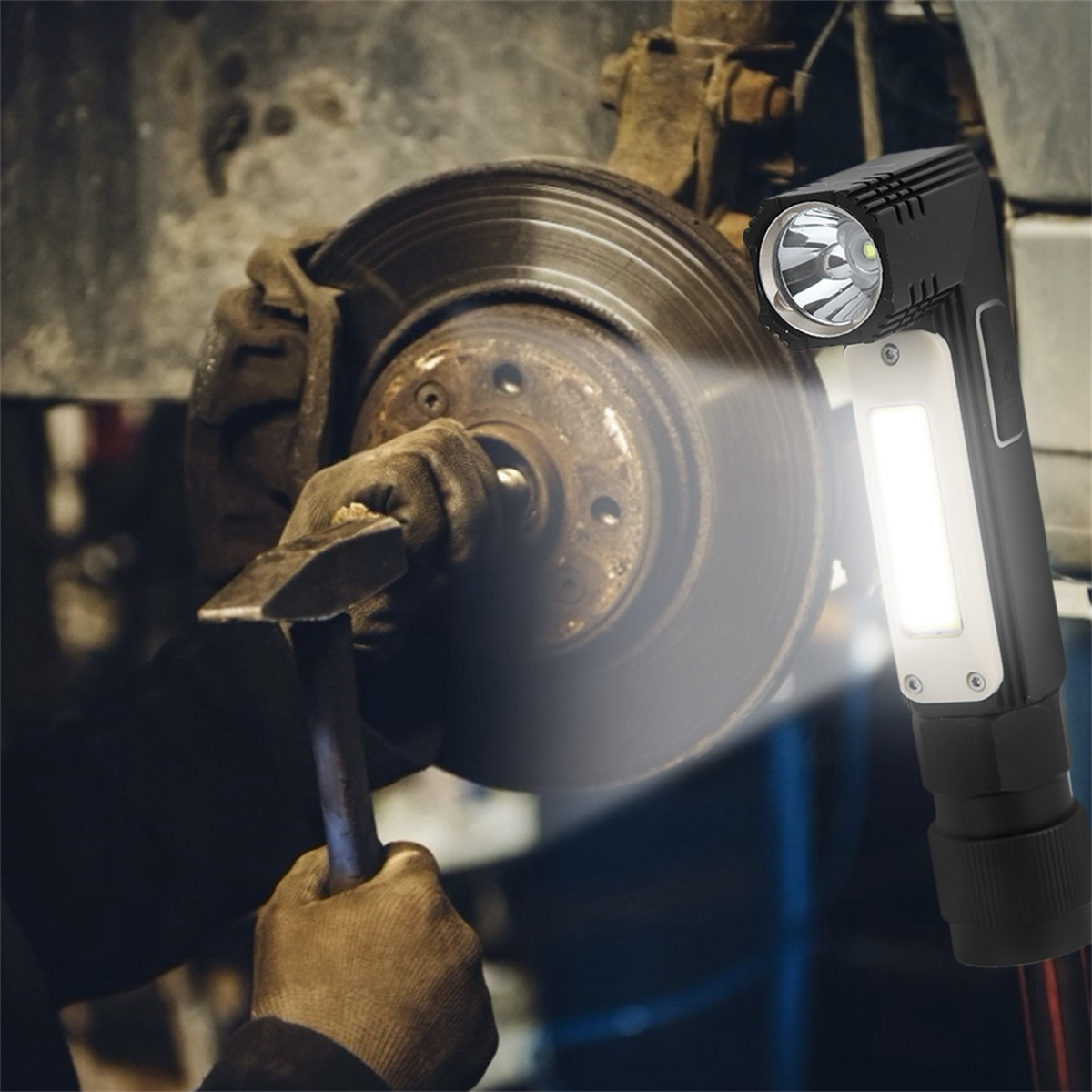 Eine schwarze Taschenlampe beleuchtet eine Autoscheibenbremse. Eine Person arbeitet mit einem Hammer an der Bremse.