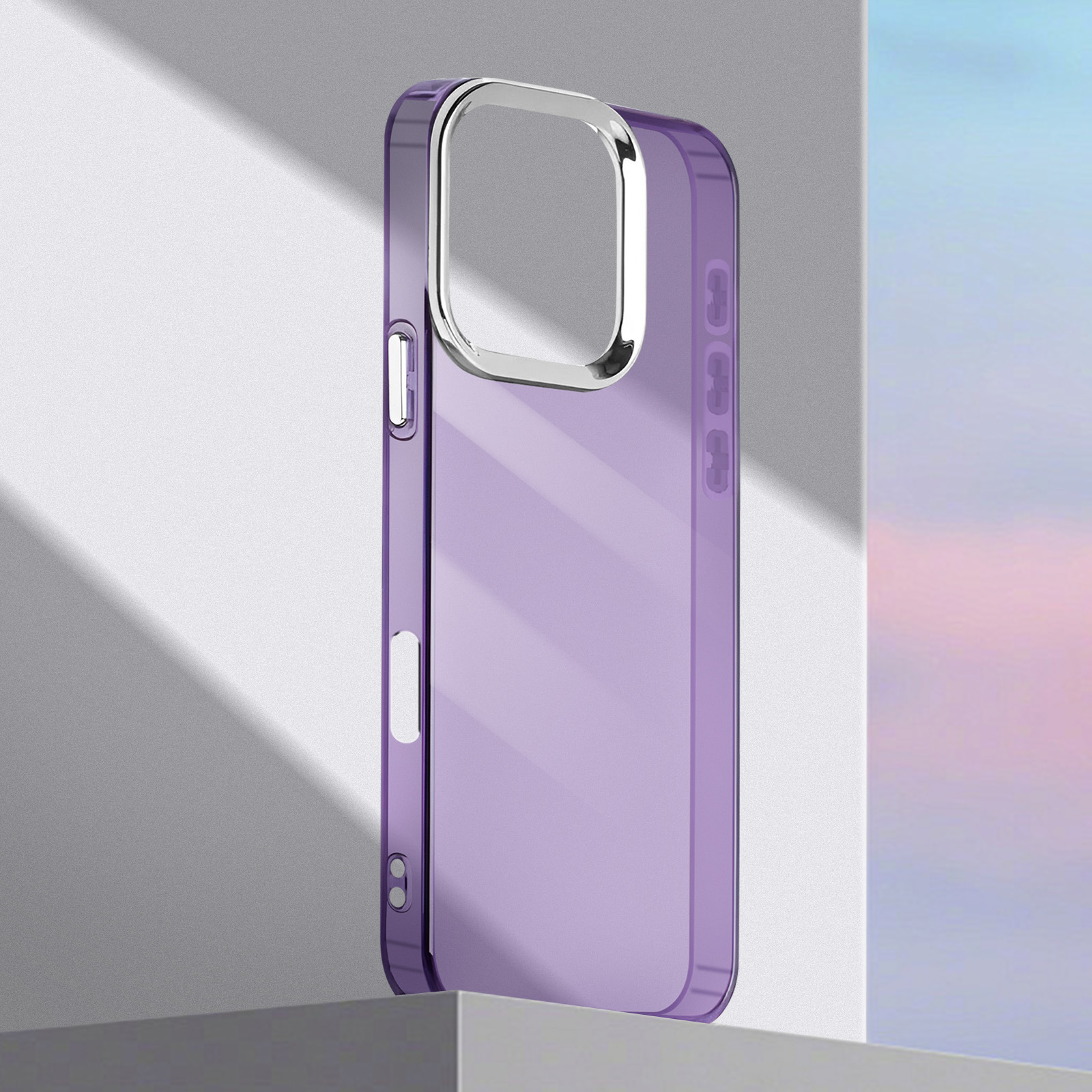 Custodia per telefono viola con lunetta della fotocamera argentata. Sfondo grigio chiaro.