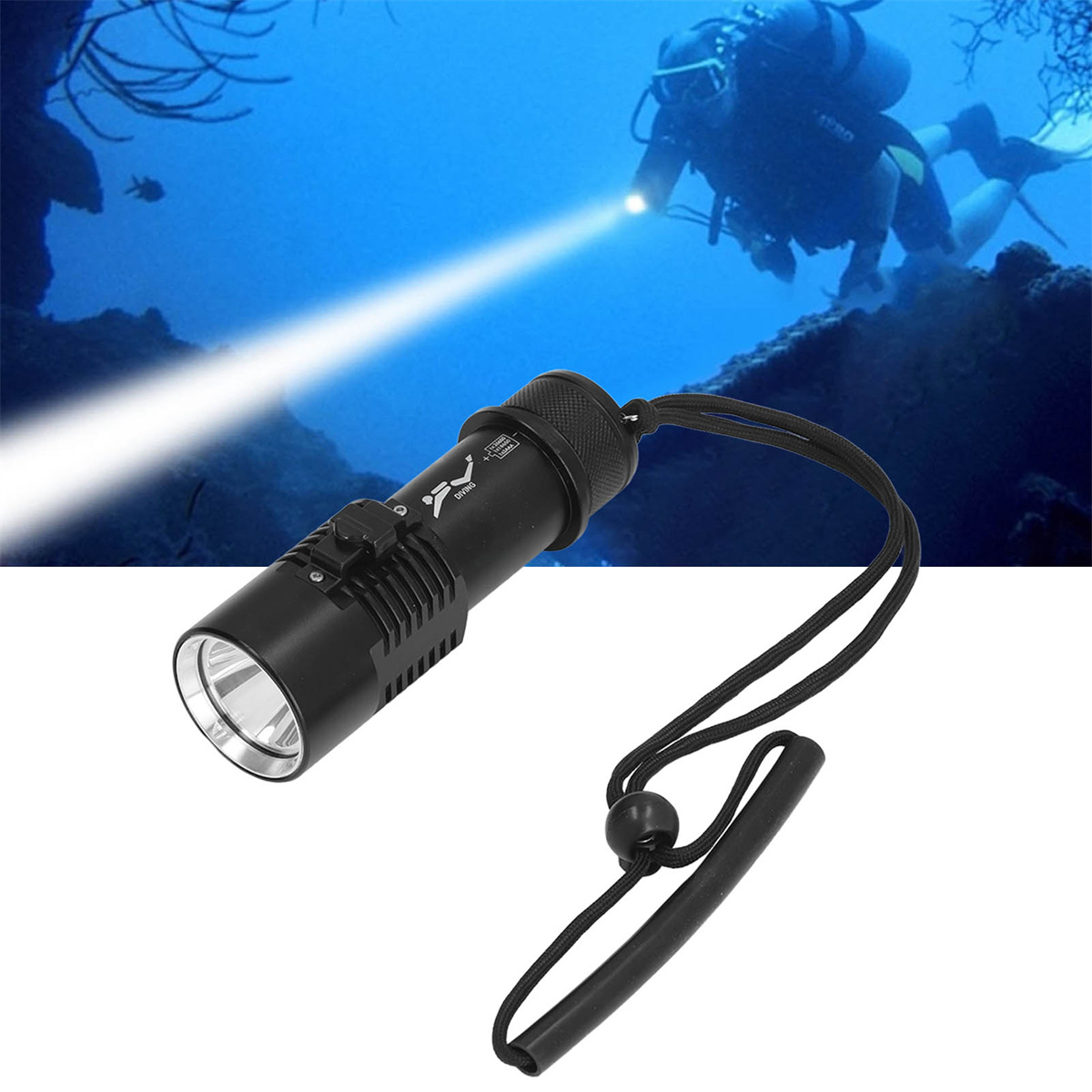 Ein Taucher leuchtet mit einer schwarzen Taschenlampe unter Wasser, der Lichtstrahl beleuchtet die Szene in einem blauen Ozean.