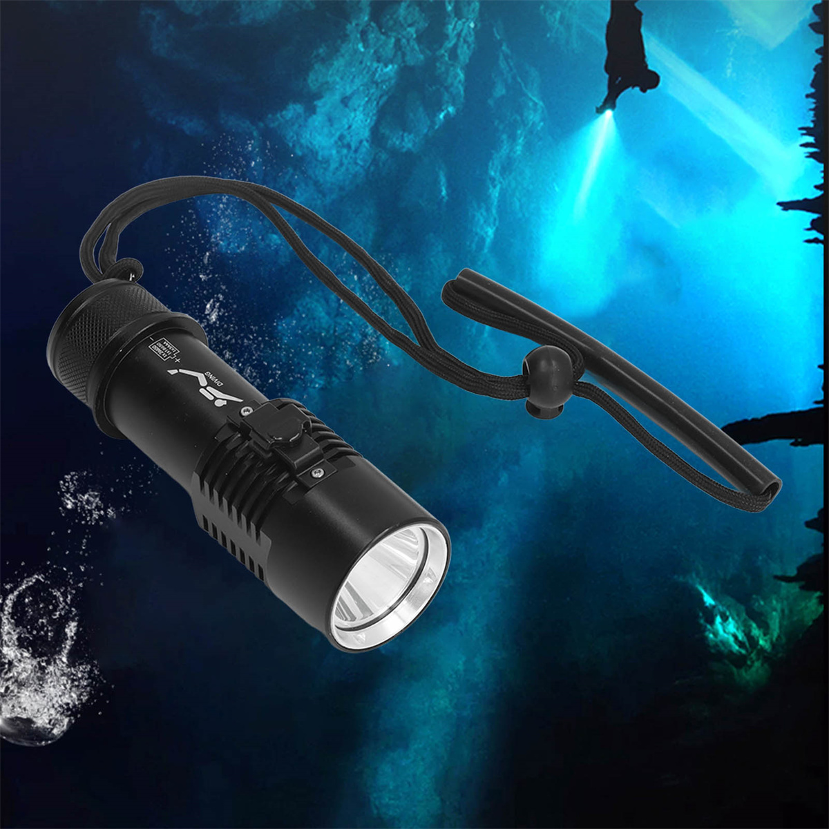 Schwarze Unterwasser-Taschenlampe mit Riemen. Hintergrund ist eine blaue Unterwasserszene mit Tauchern.