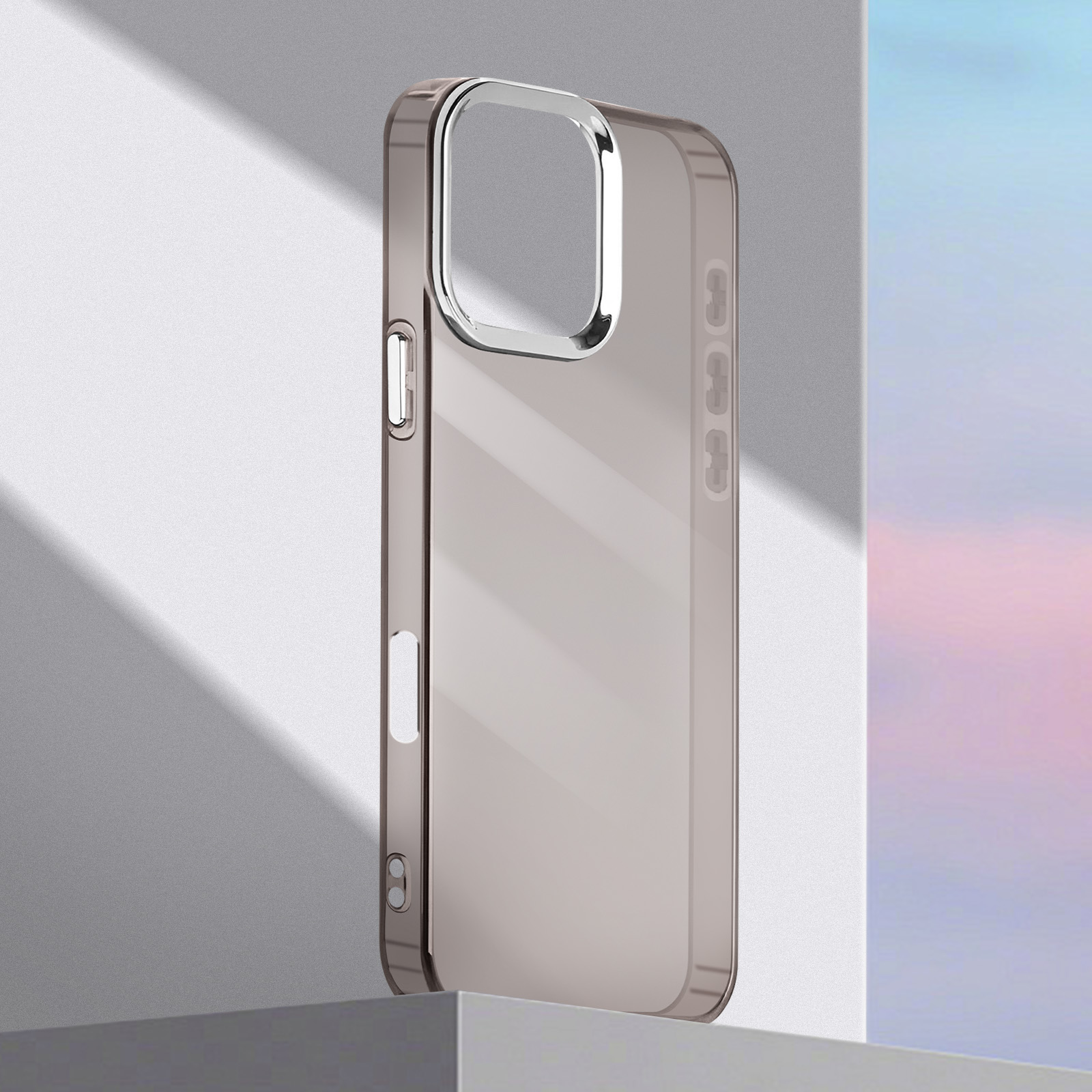 Custodia trasparente per telefono con anello fotocamera argentato su una superficie grigia.