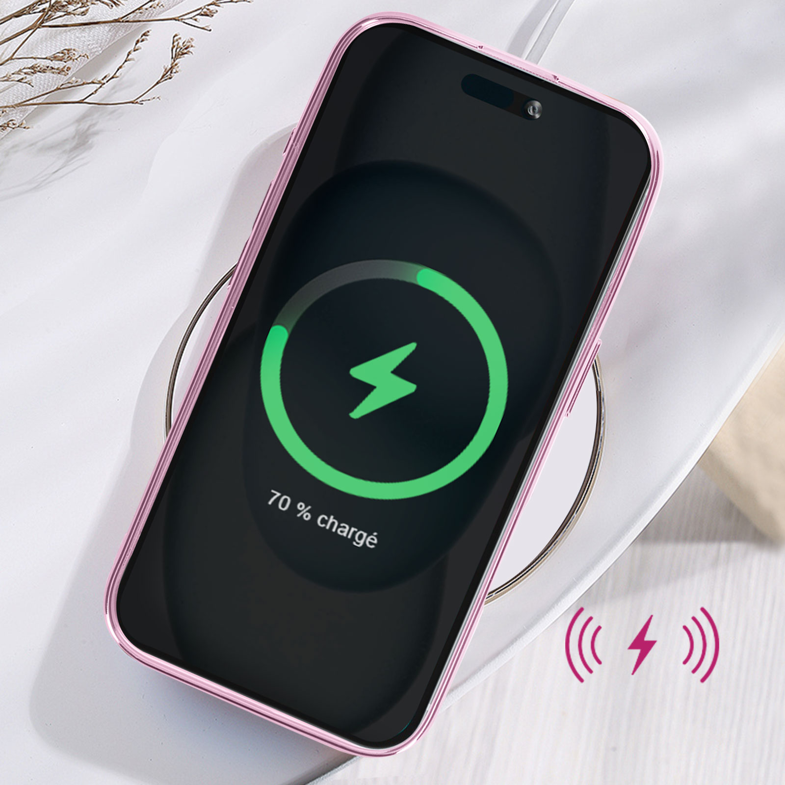 Un telefono rosa su un caricatore wireless, che mostra un'icona di ricarica.