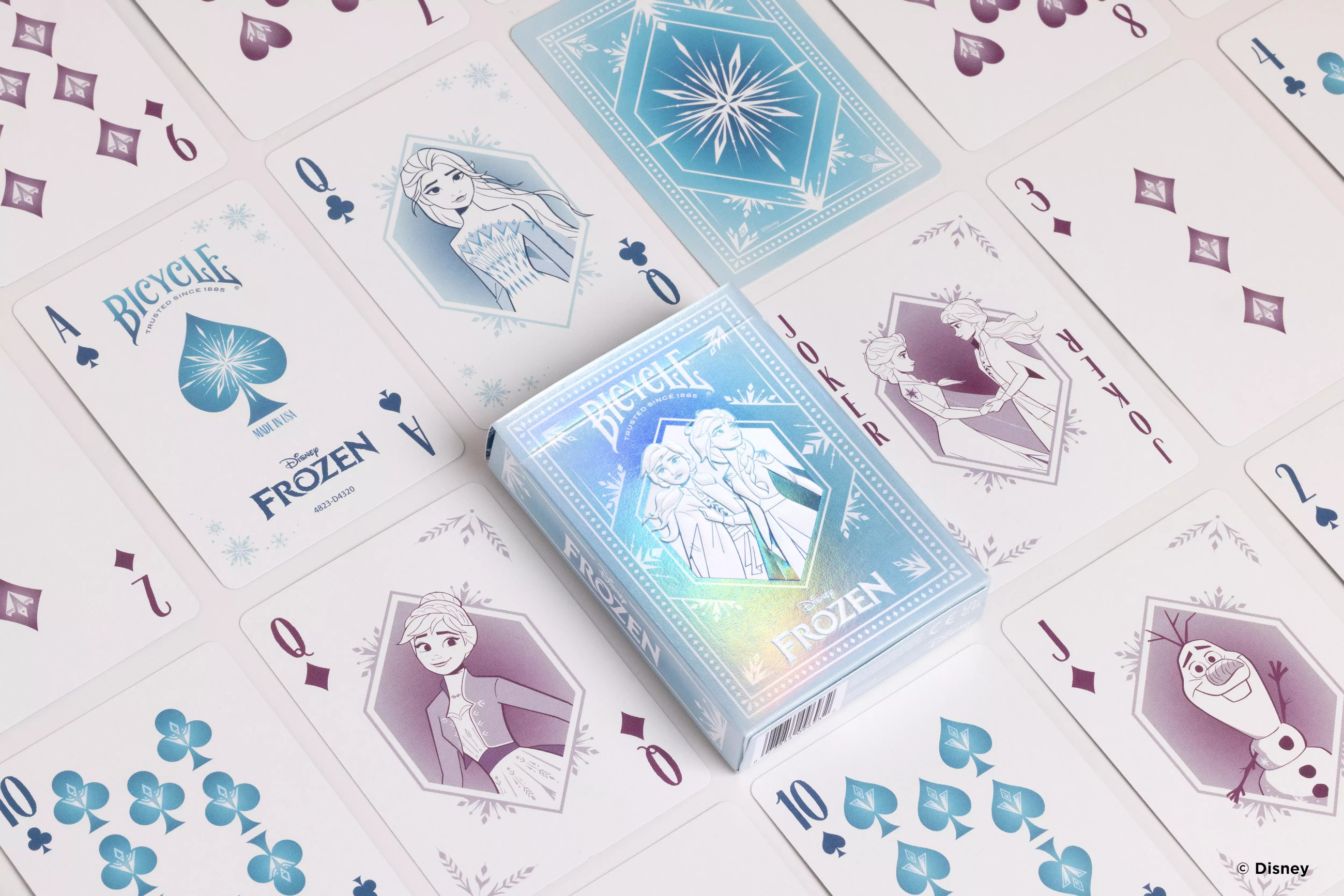 Spielkarten mit Frozen-Motiv, ein Kartenspiel und verschiedene Karten ausgebreitet.