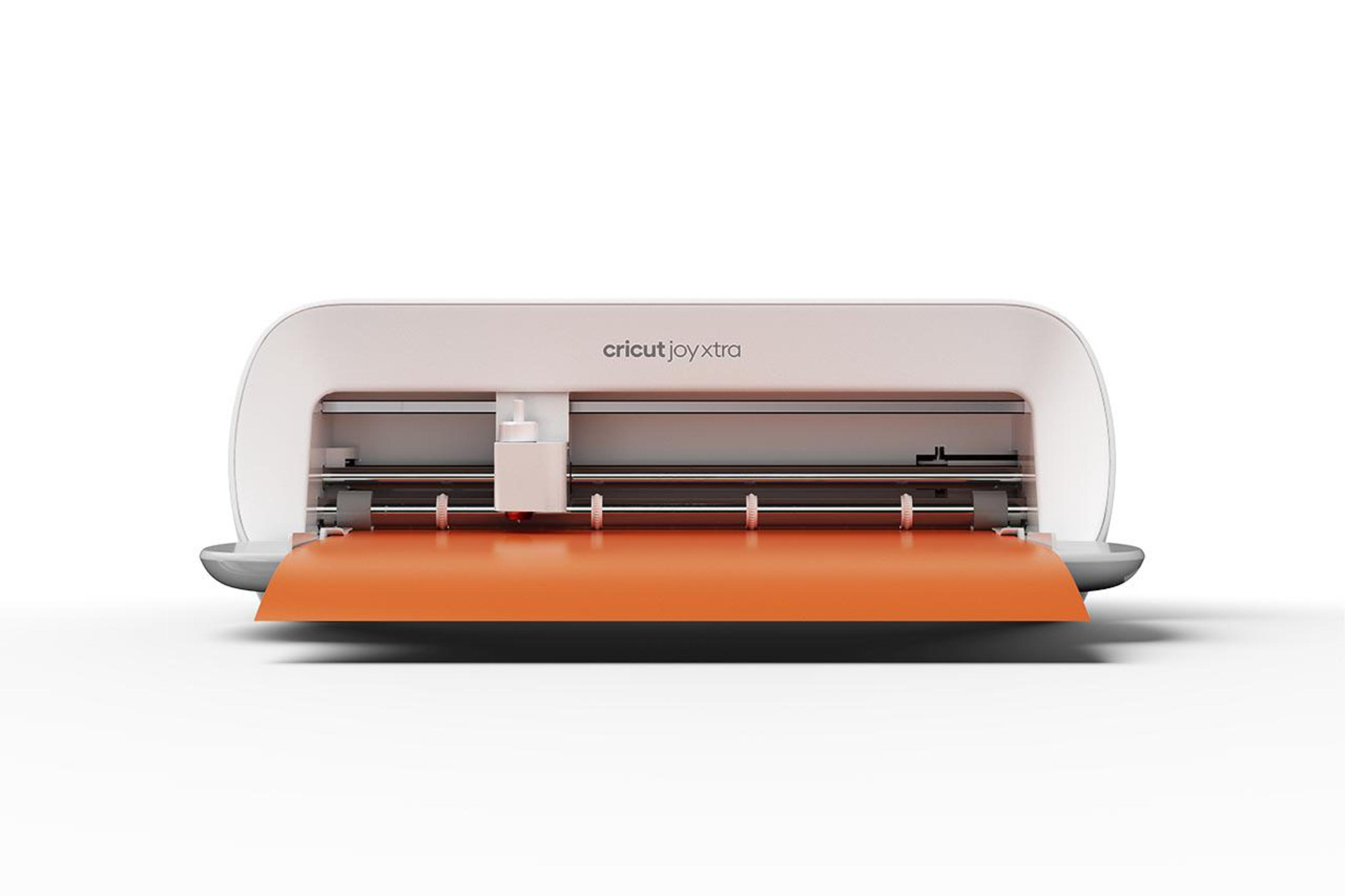 Máquina de corte Cricut Joy Xtra blanca, tapete de corte naranja, vista frontal.