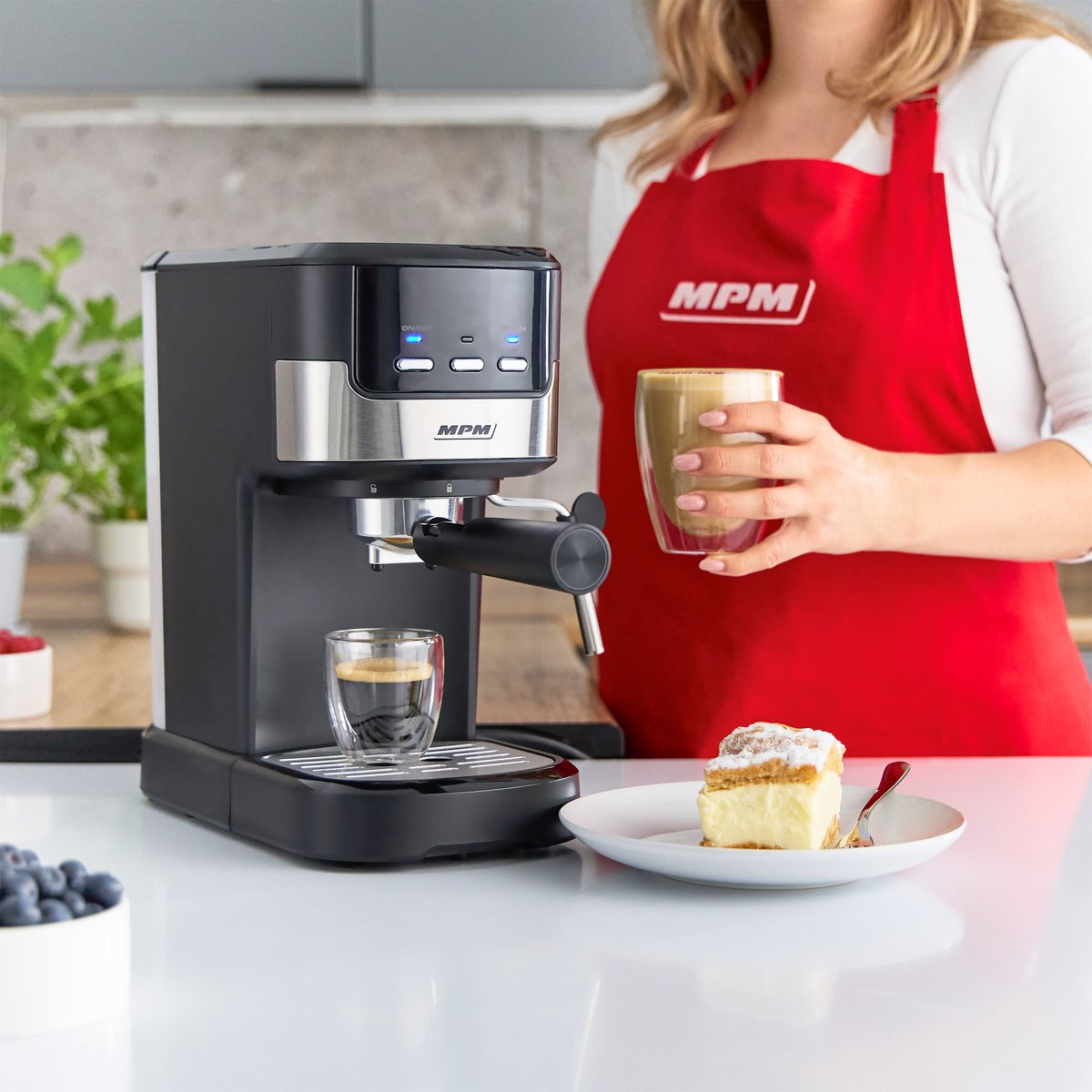 Macchina del caffè, donna con caffè, torta nel piatto.
