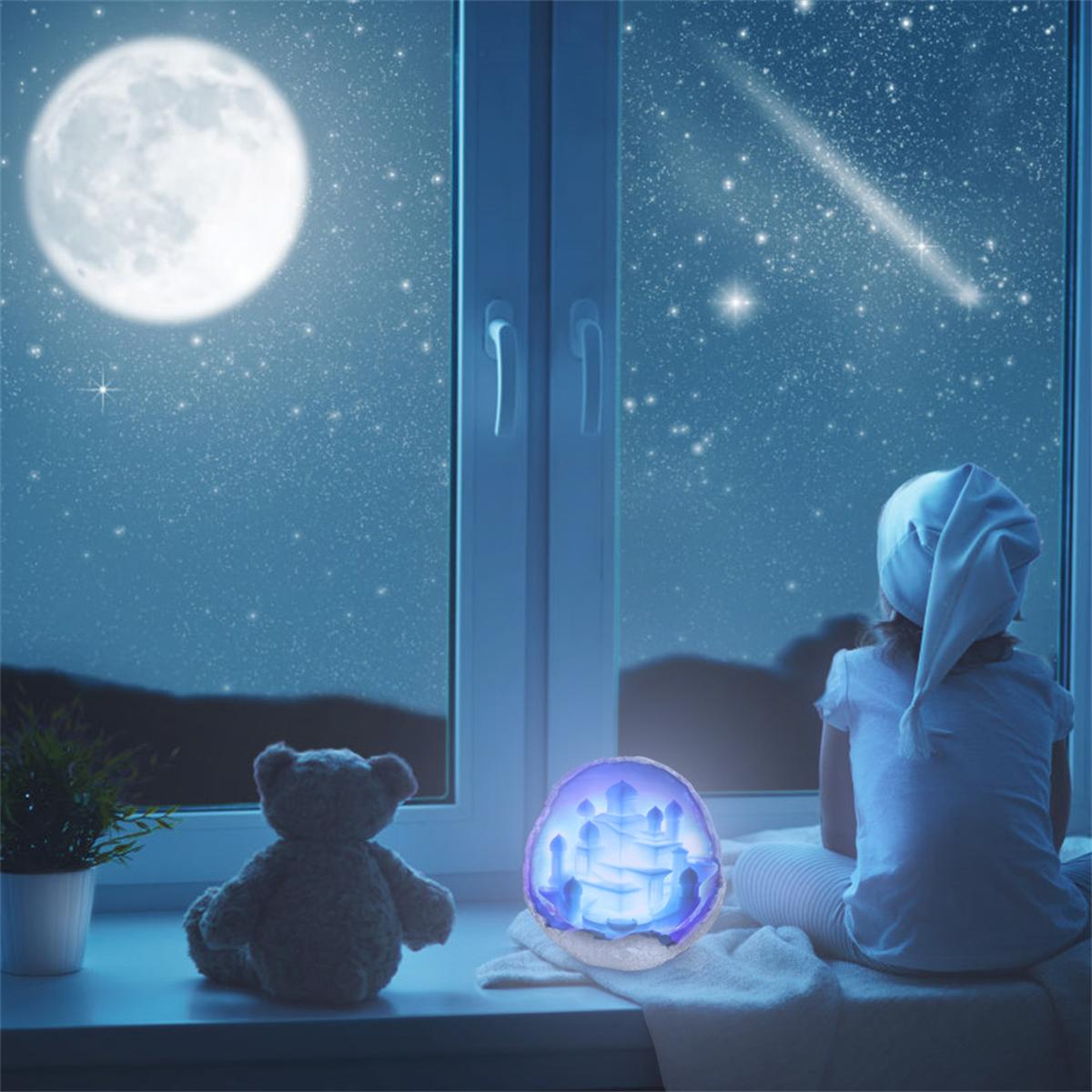 Ein Kind schaut aus einem Fenster auf eine Nachtszene mit Mond, Sternen und einer Spielzeugschloss-Lampe.