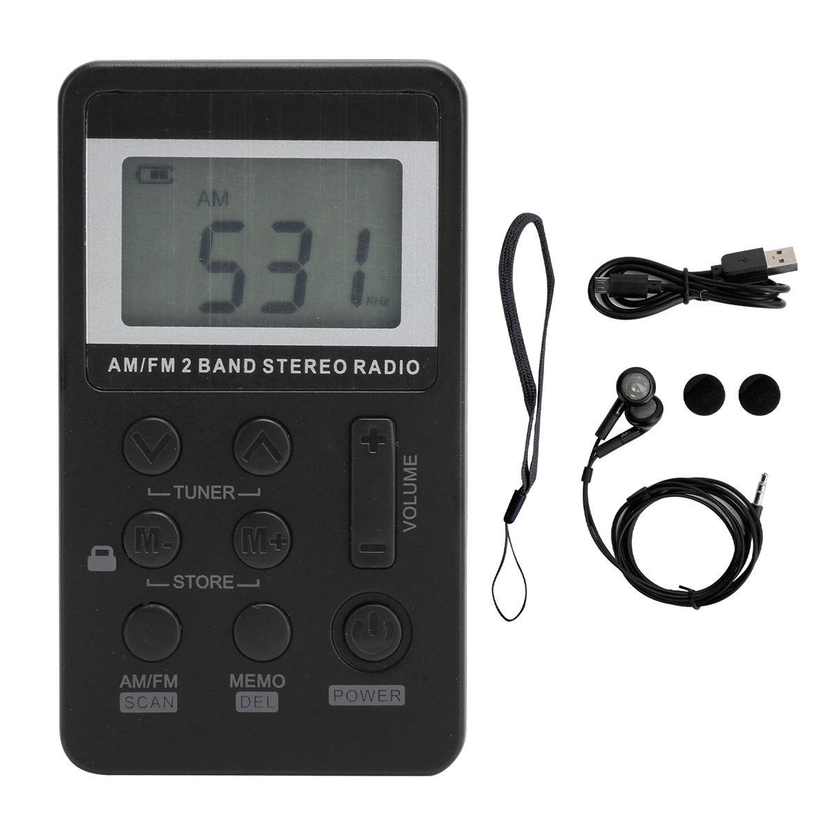 Schwarzes AM/FM-Radio mit Digitalanzeige, Knöpfen und Zubehör wie Kopfhörern und einem USB-Kabel.