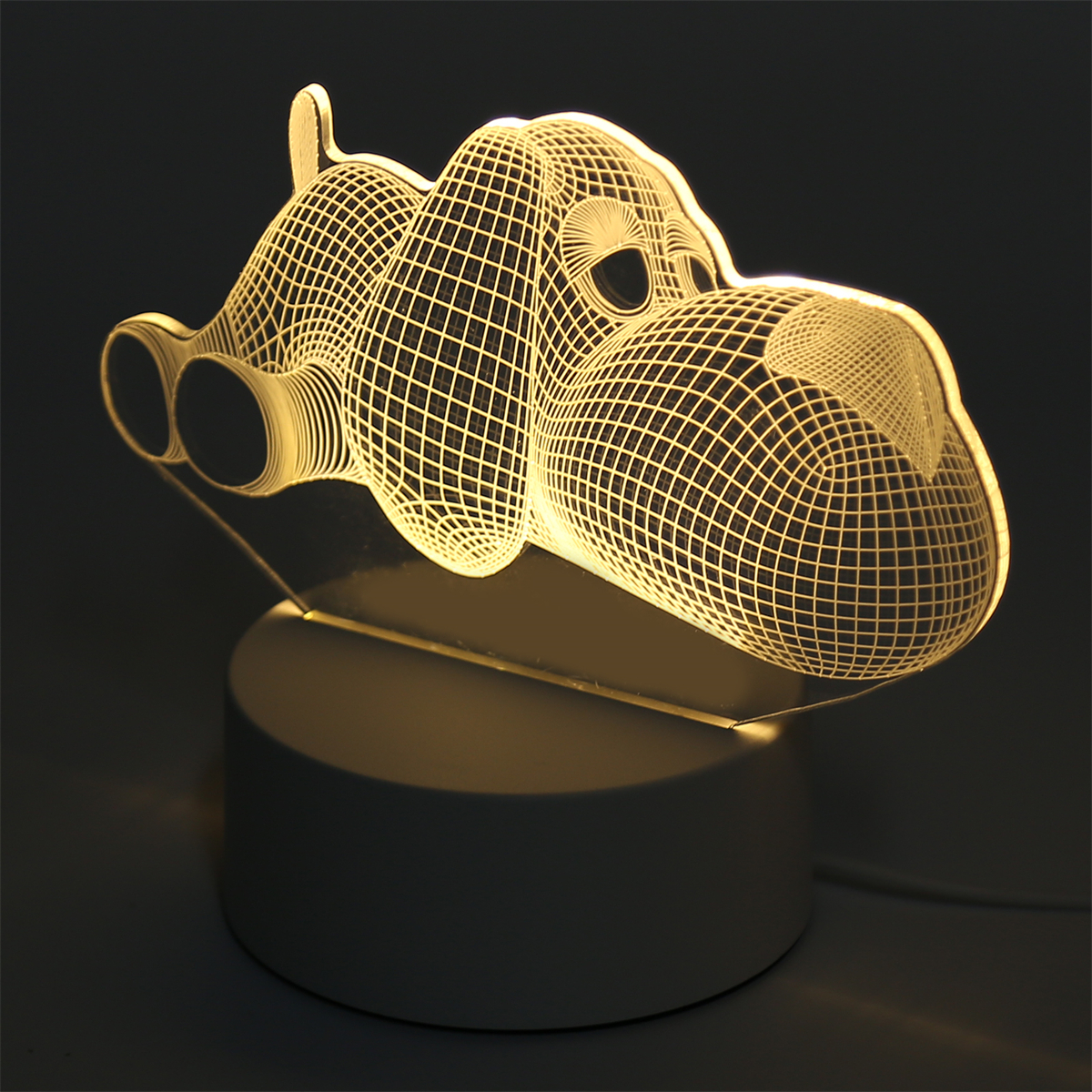 Eine 3D-Lampe in Hundeform ist in einem dunklen Raum mit weißem Sockel beleuchtet.