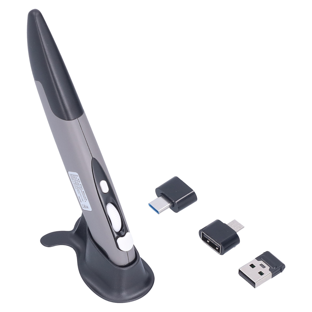 Eine graue stiftähnliche Maus und USB-Adapter. Die Maus steht auf einem Ständer, drei Adapter in der Nähe.