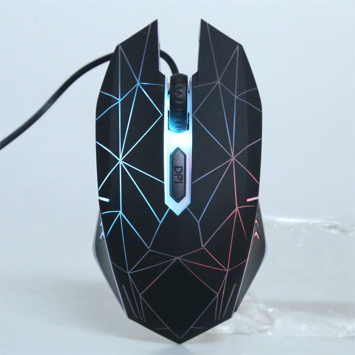 Schwarze Gaming-Maus mit geometrischem Muster und farbenfroher Beleuchtung.
