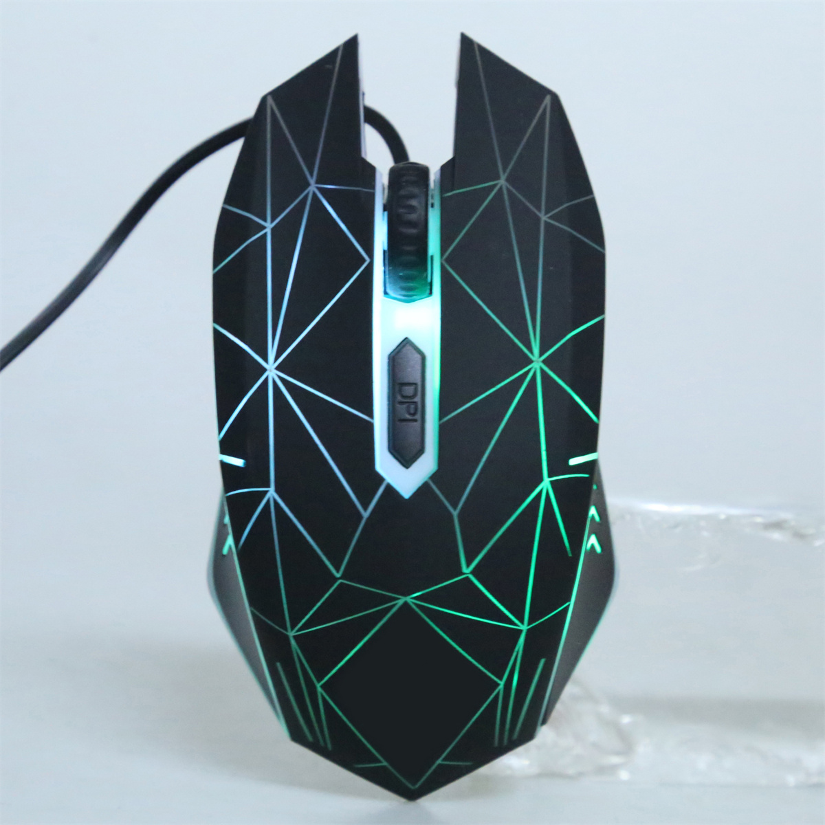 Schwarze Gaming-Maus mit geometrischem Design und farbiger Beleuchtung. Ein Kabel verbindet sie.