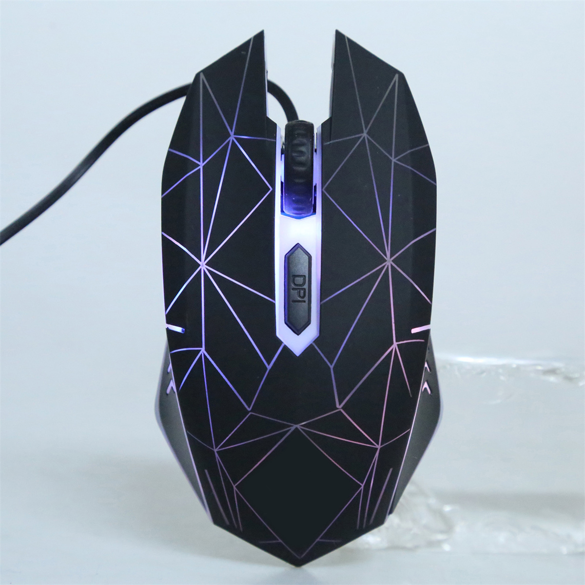 Eine schwarze Gaming-Maus mit geometrischem Design und beleuchteten Elementen.