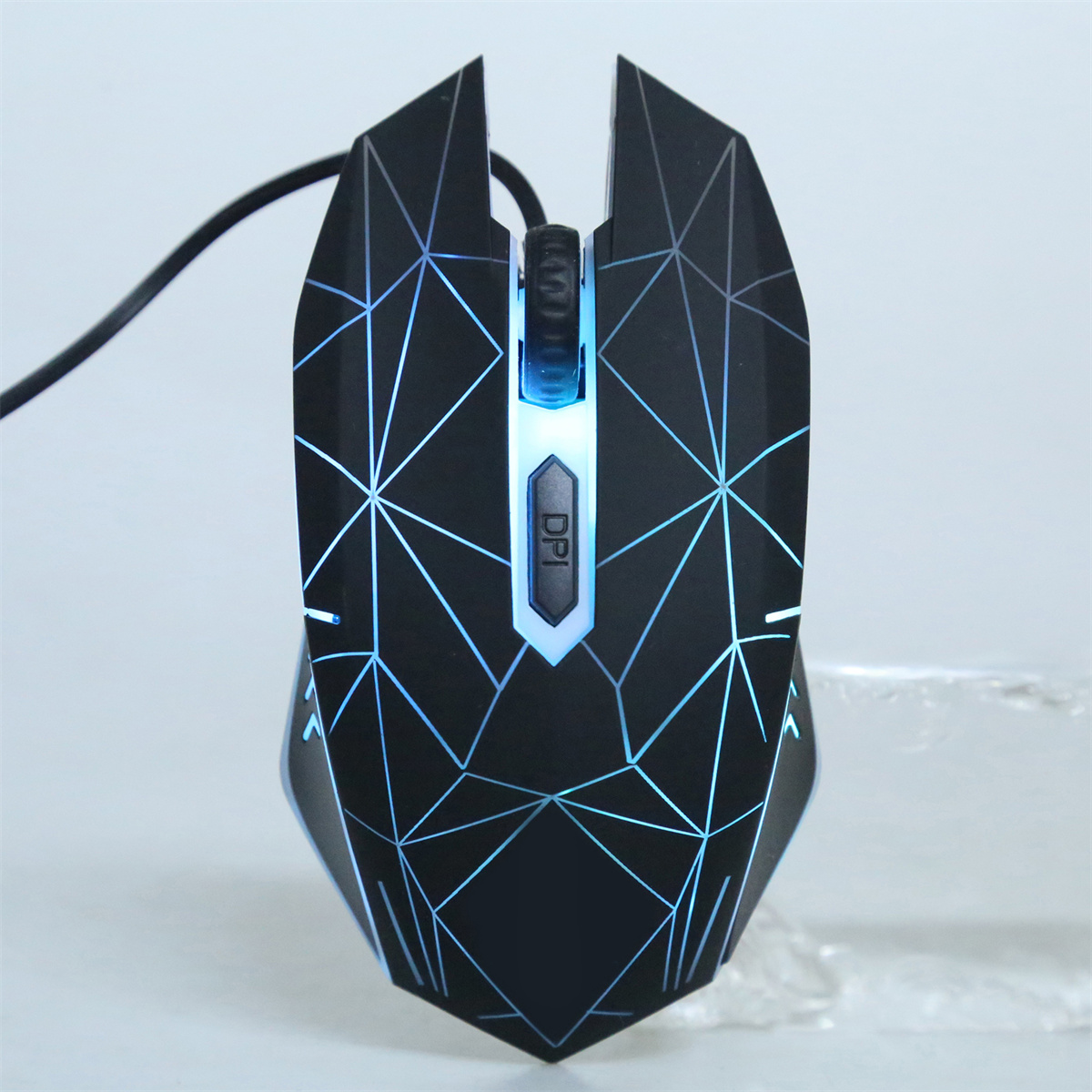 Schwarze Gaming-Maus mit blau leuchtendem geometrischen Design und Kabel.