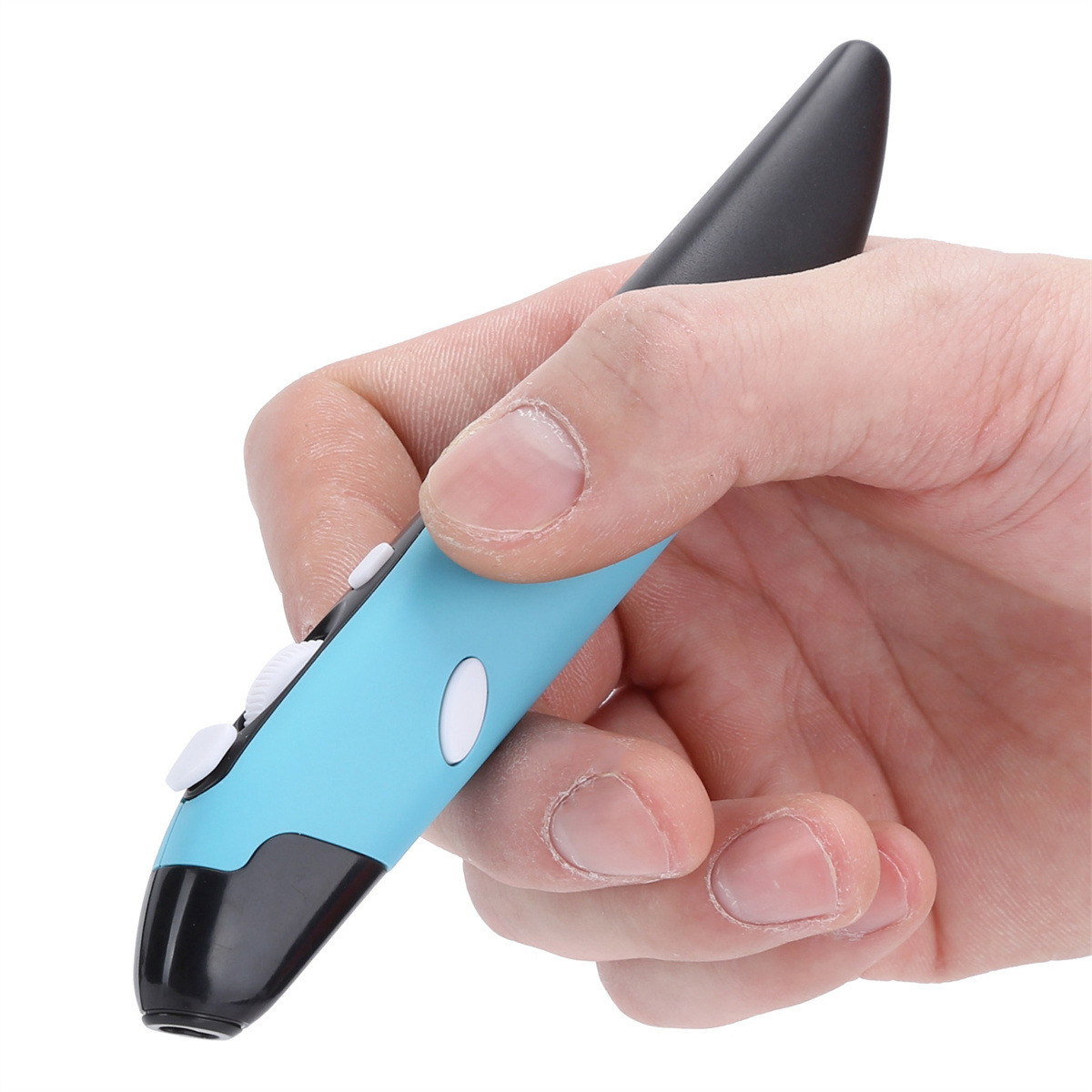 Eine Hand, die eine blau-schwarze stiftförmige Maus auf weißem Hintergrund hält.