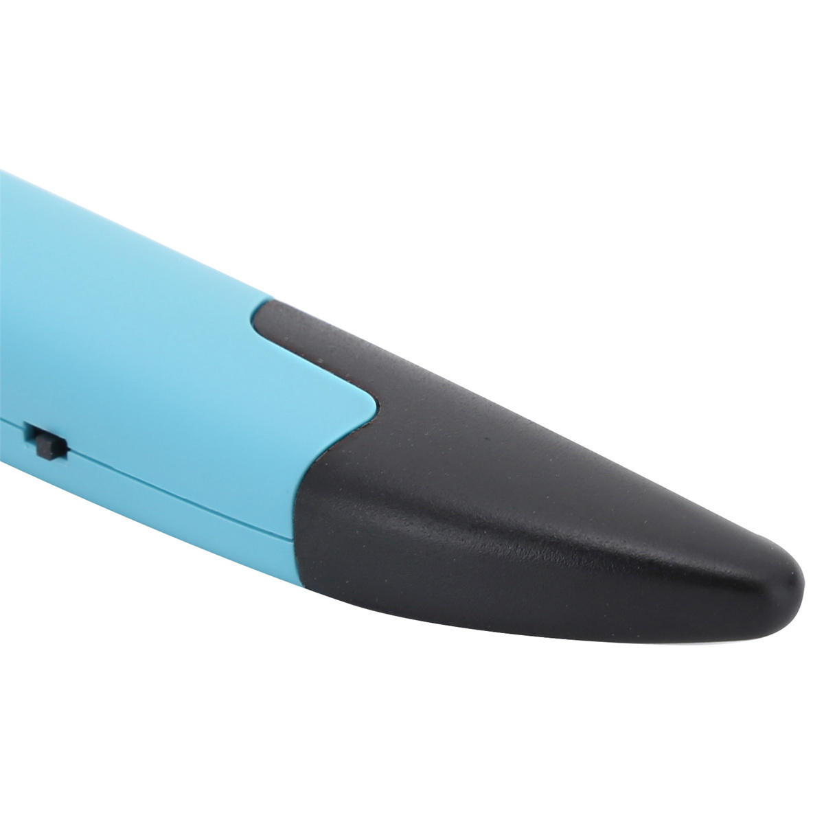 Ein blauer und schwarzer Stift. Die Spitze ist schwarz und der Körper hellblau.