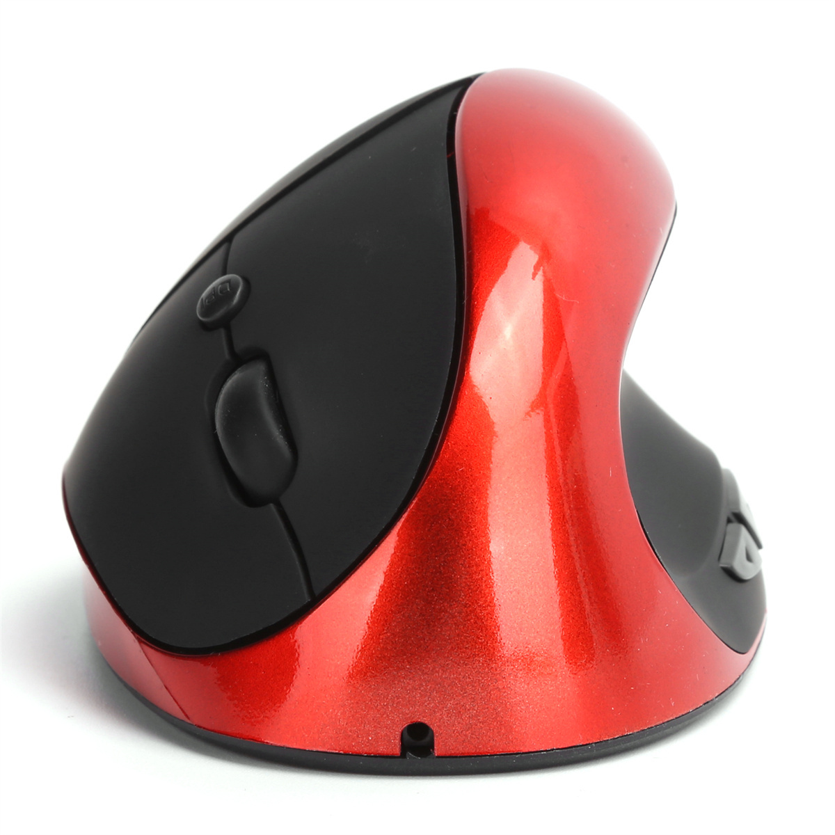 Eine vertikale ergonomische Maus. Sie ist rot und schwarz, mit Tasten an der Seite und oben.