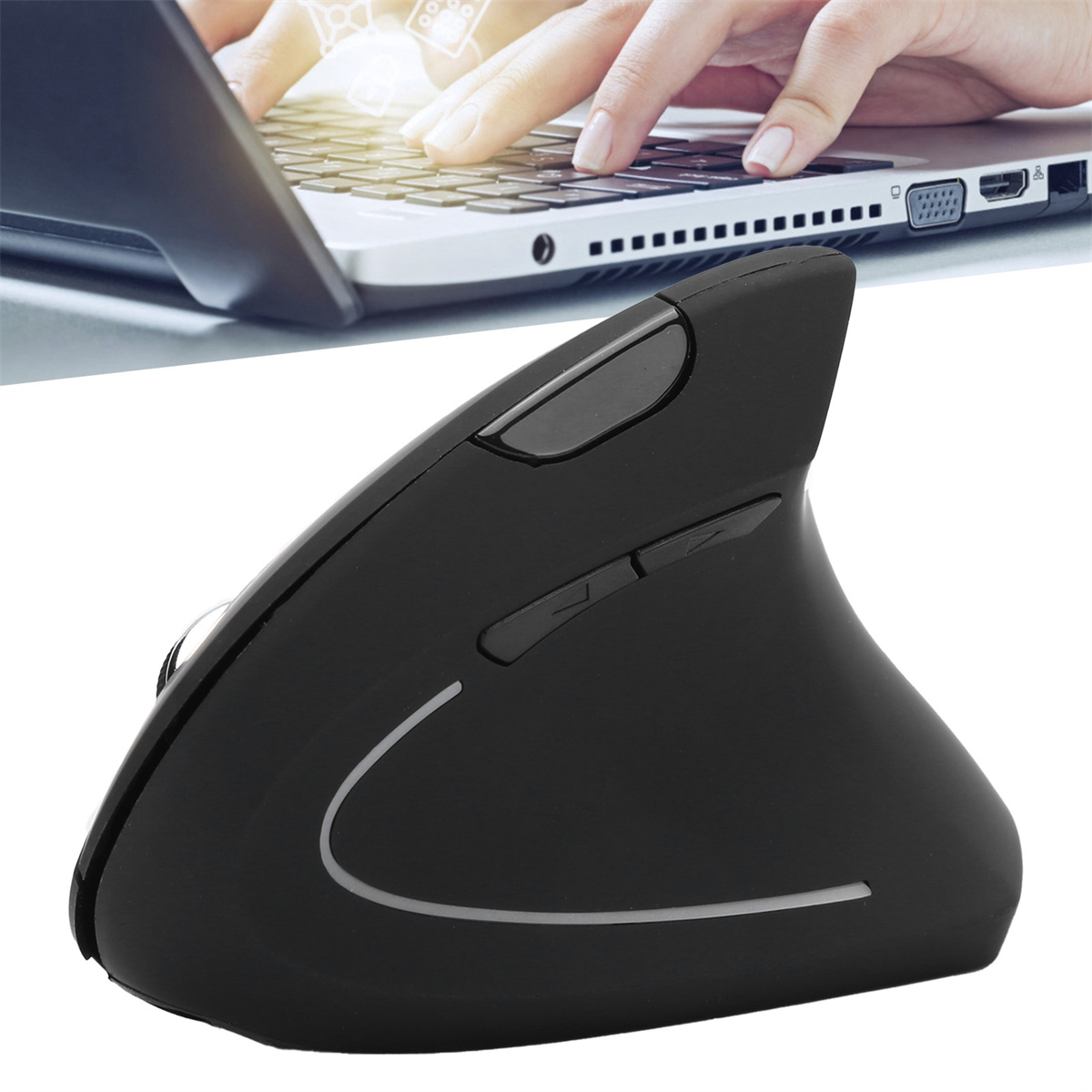 Schwarze ergonomische Maus neben einem Laptop, Hände tippen auf der Tastatur.