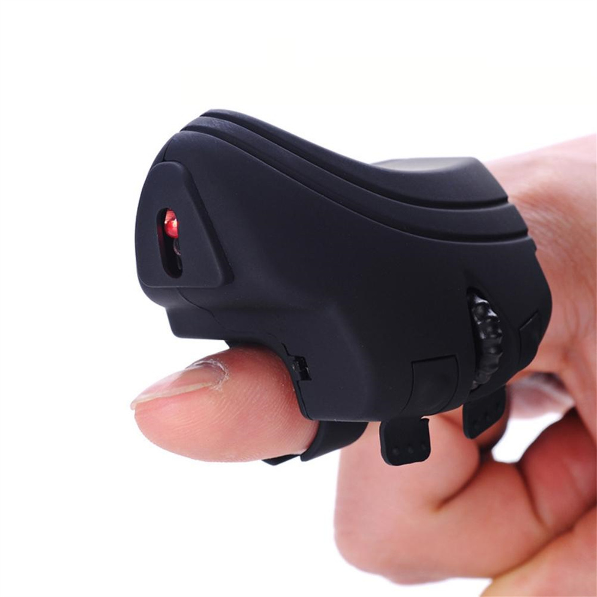 Eine schwarze Fingermaus mit rotem Laserpointer und Scrollrad, gehalten von Hand.