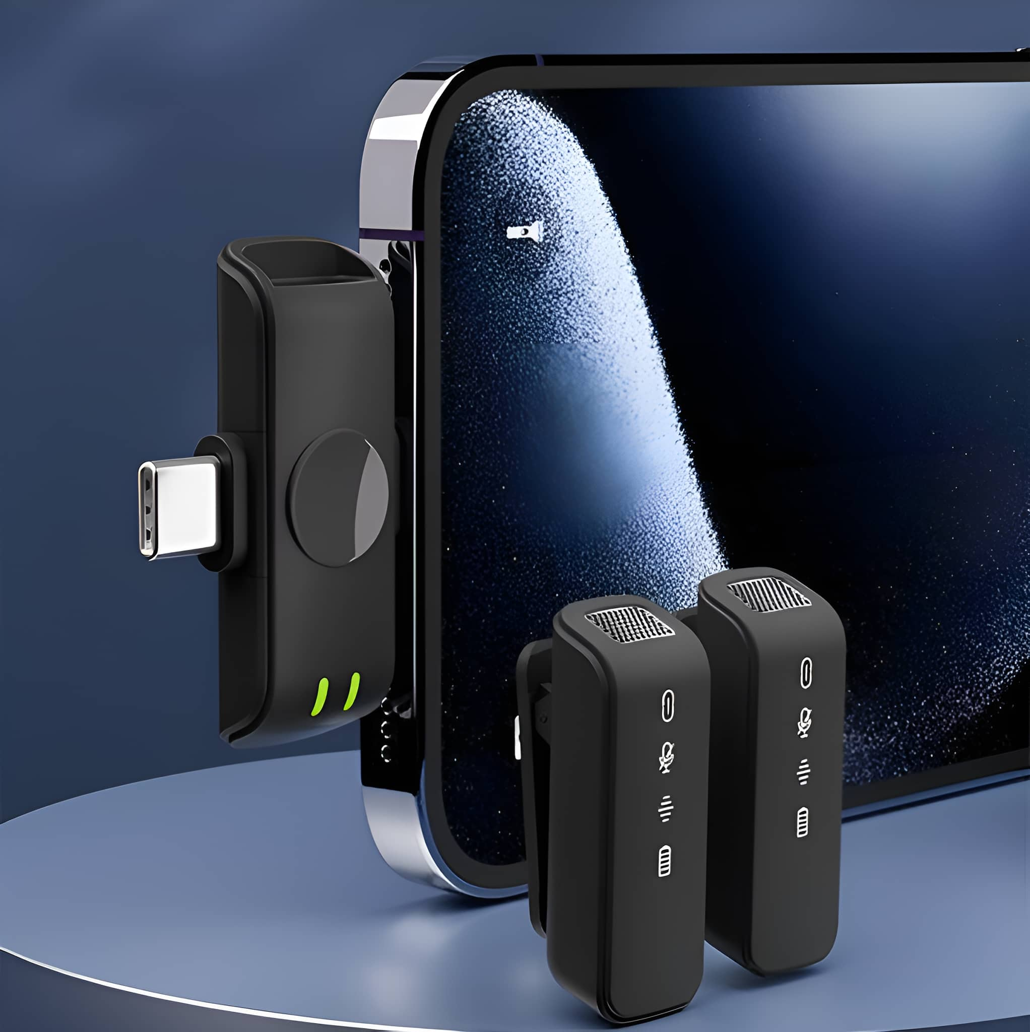 Schwarzes Mikrofon-Set, über USB-C-Anschluss mit Telefon verbunden. Zwei kleine Mikrofone und ein Empfänger.